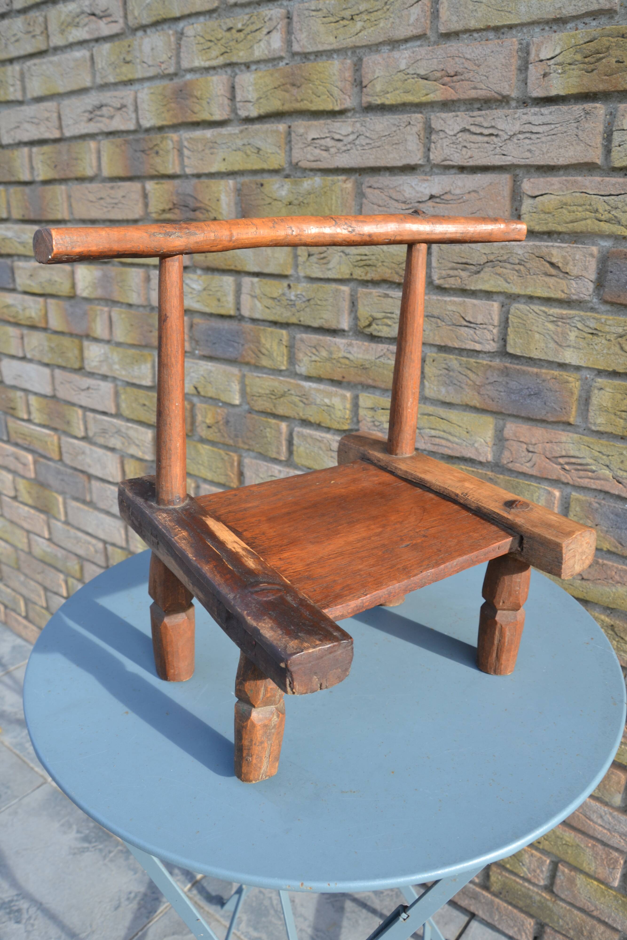 Petite chaise brutaliste