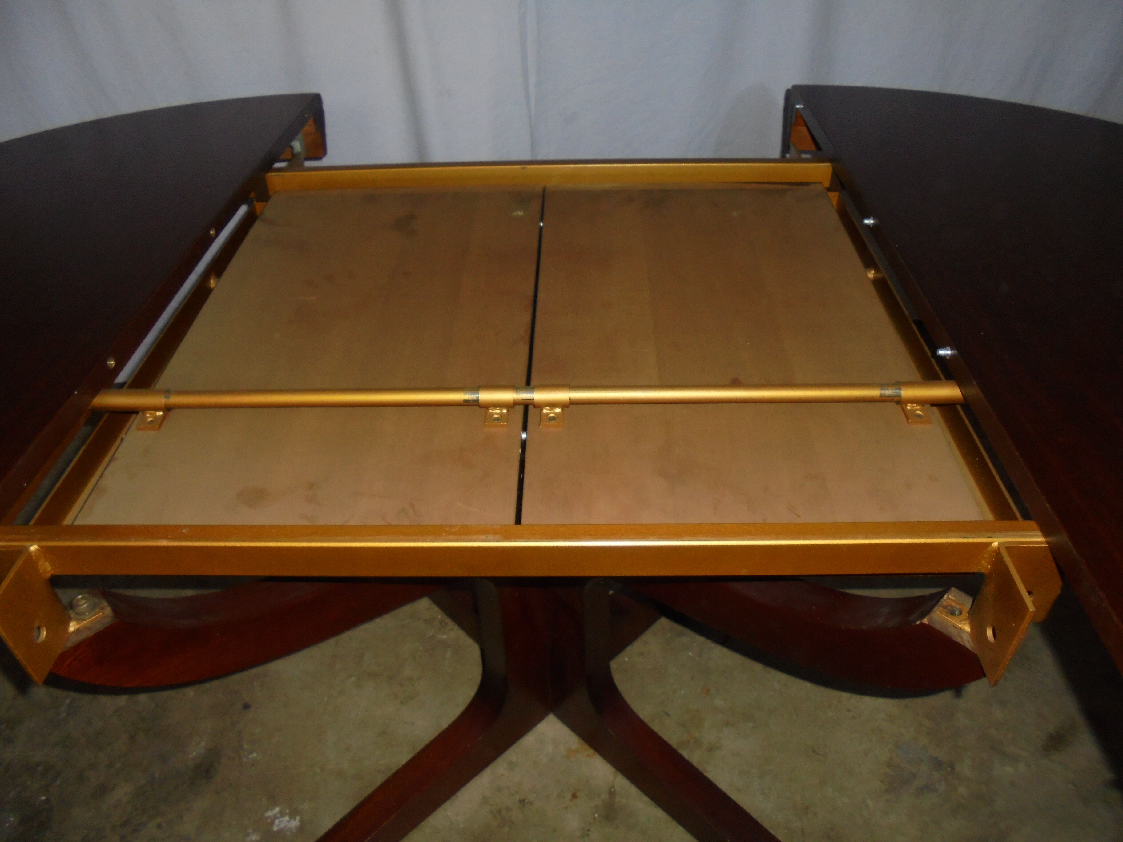 Round table central feet with 2 extensions of the 70s / 80s