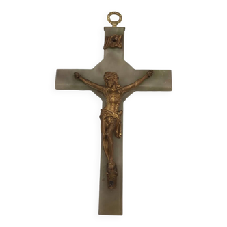 Crucifix mural vintage en pierre d’onyx et christ en métal doré