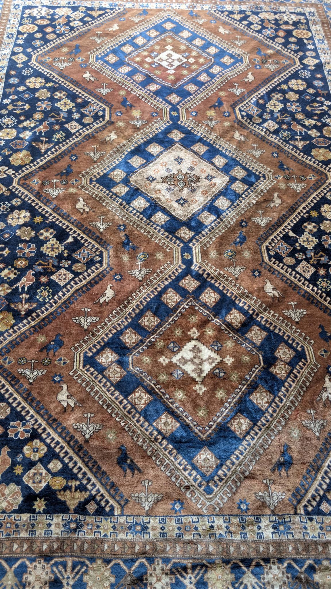 Hand-knotted Persian Shiraz rug in wool with tribal decoration, 300 x 220 cm.