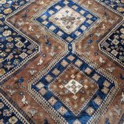 Hand-knotted Persian Shiraz rug in wool with tribal decoration, 300 x 220 cm.