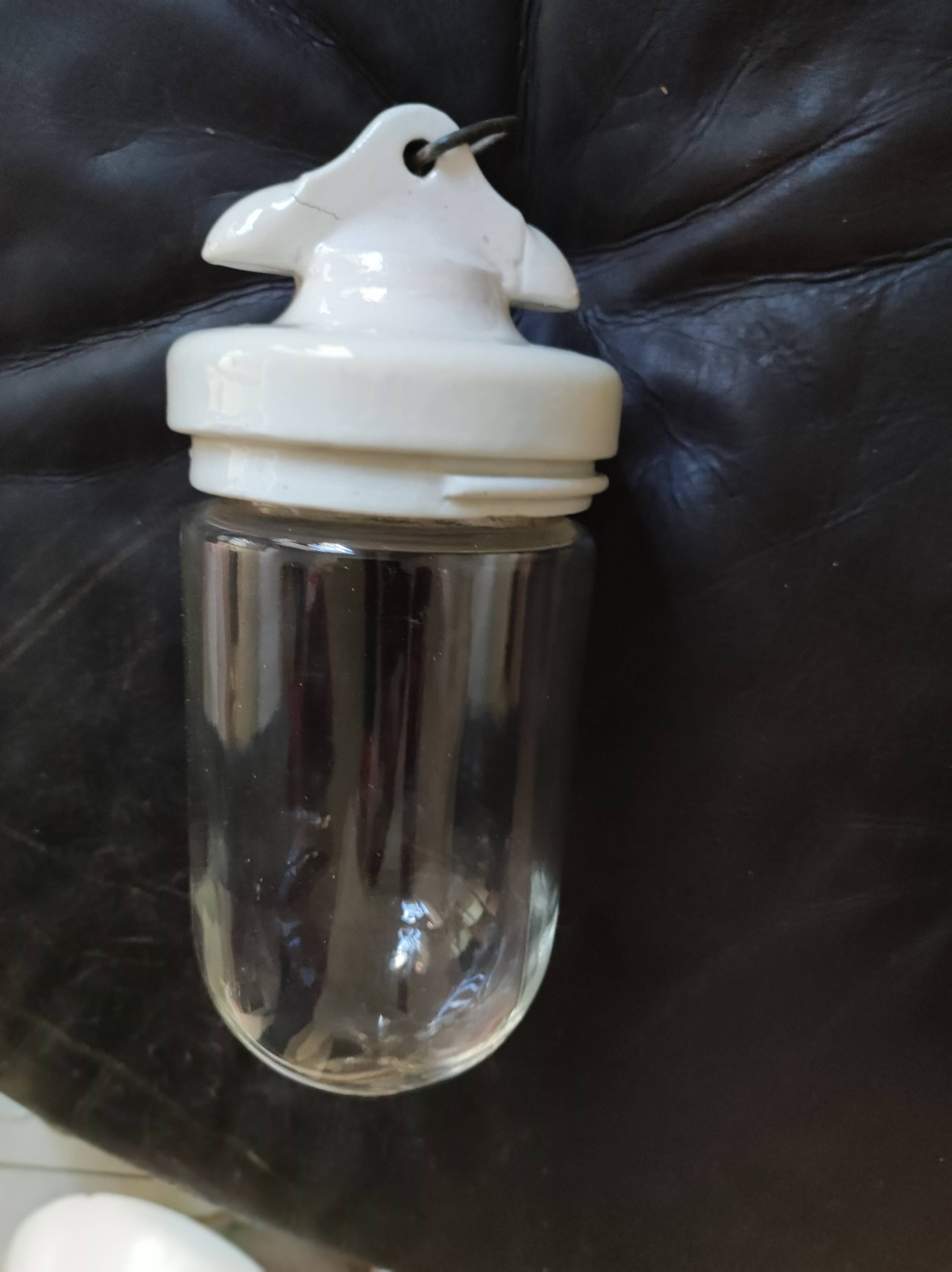 Lampe suspension céramique et bocal verre à tétine cour de ferme atelier