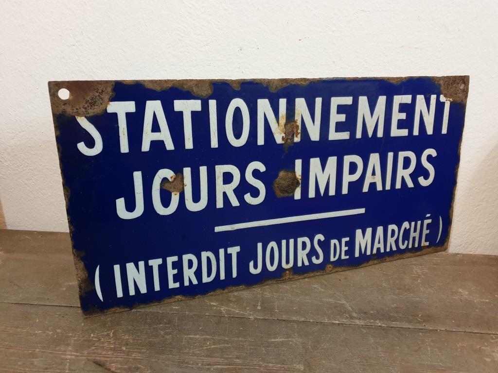 Enamelled parking plate