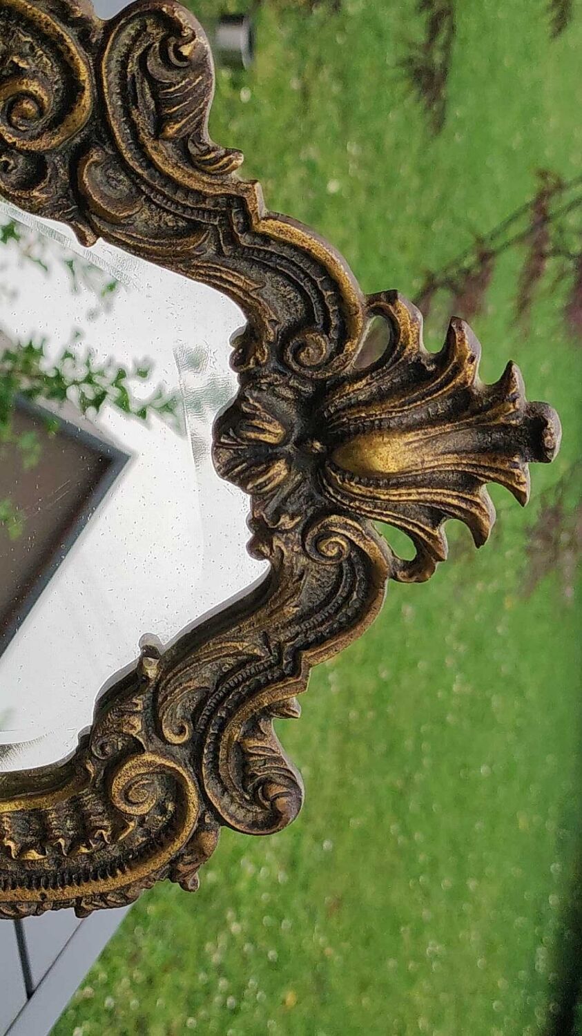 Victorian style table mirror. Decor Rinceaux, curved foot. In bronze patina old gold. 27 x 20 cm