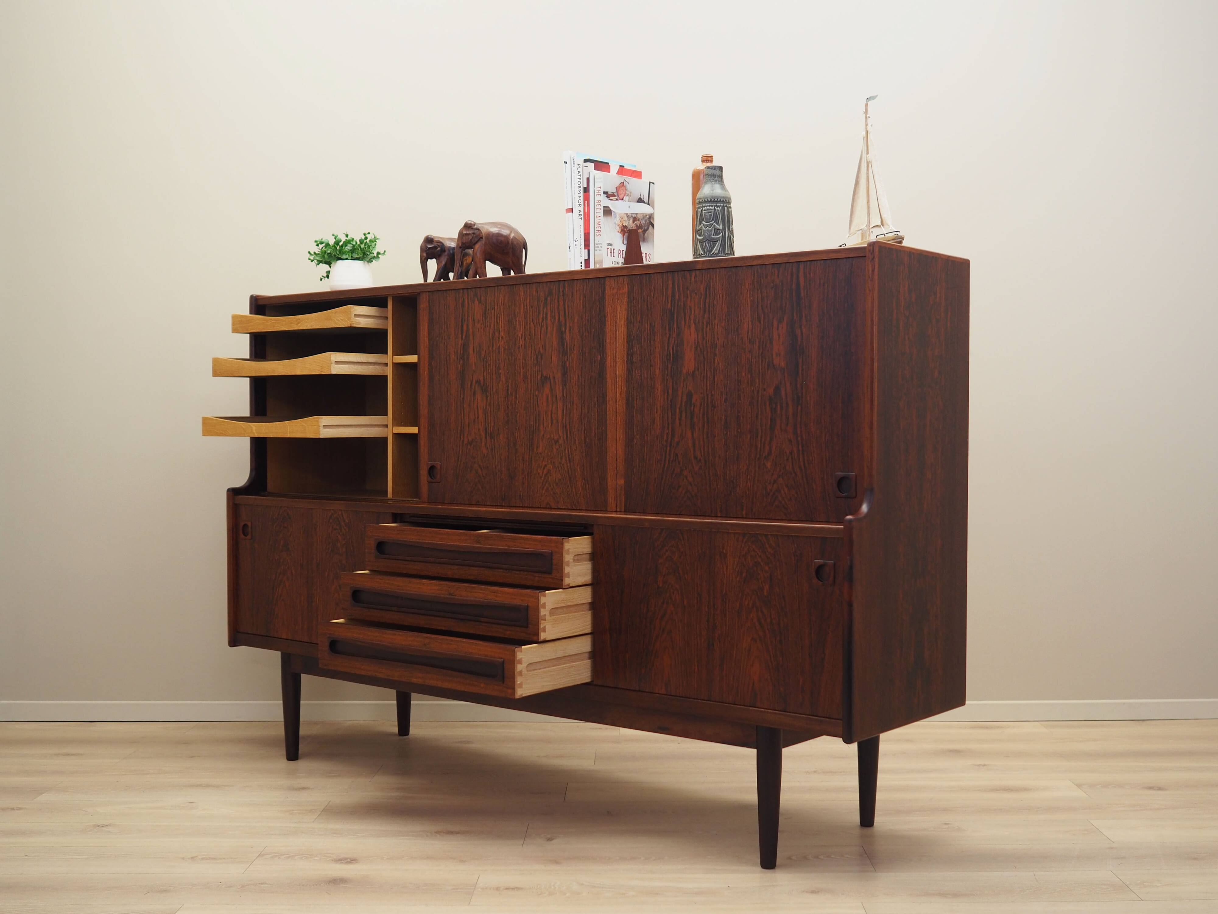 Buffet haut en palissandre, design danois, années 1960, designer : Johannes Andersen, fabrication : Skaaning Furnitu