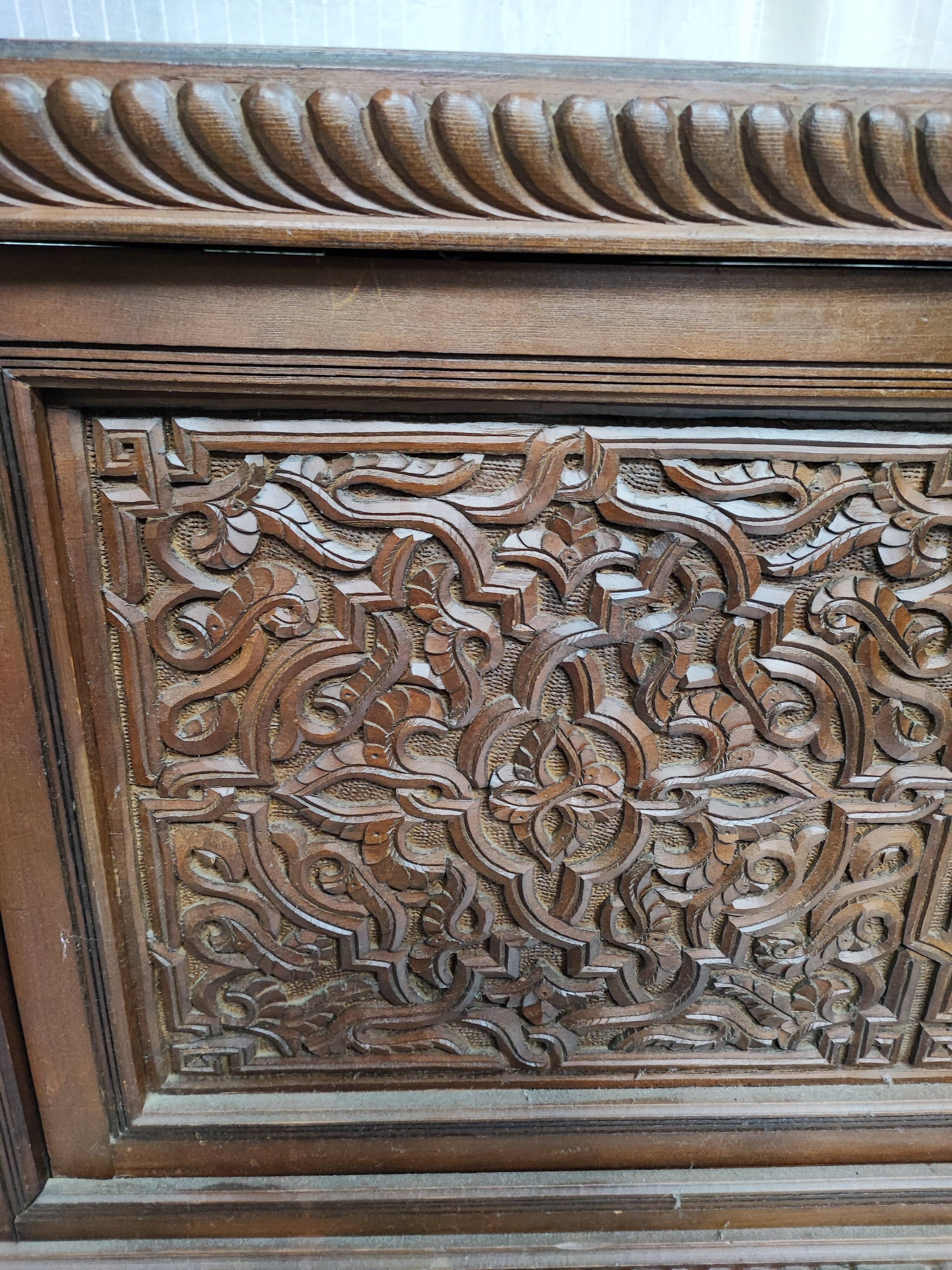 Ancien coffre en bois sculpté oriental