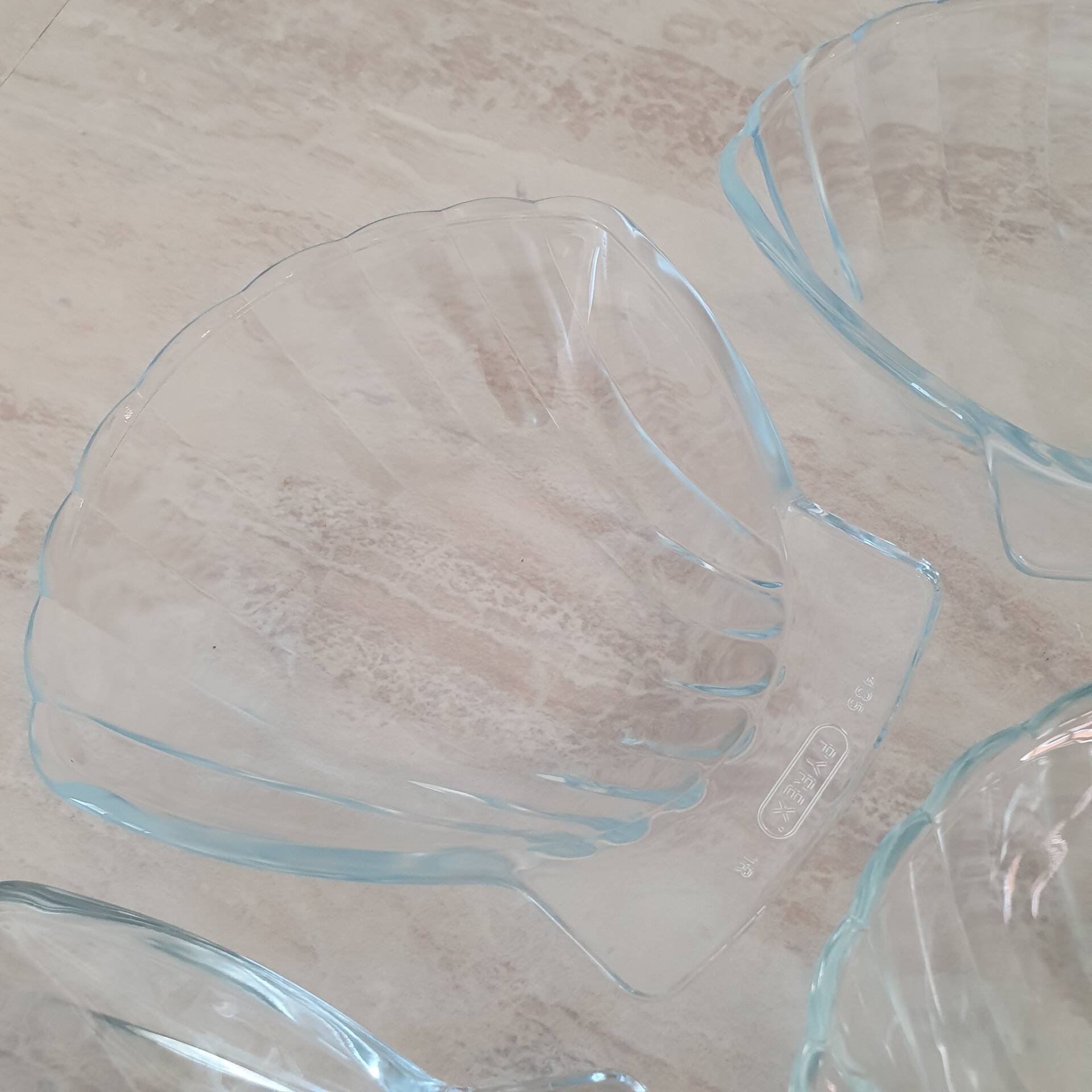 8 small shell-shaped ramekins in transparent glass