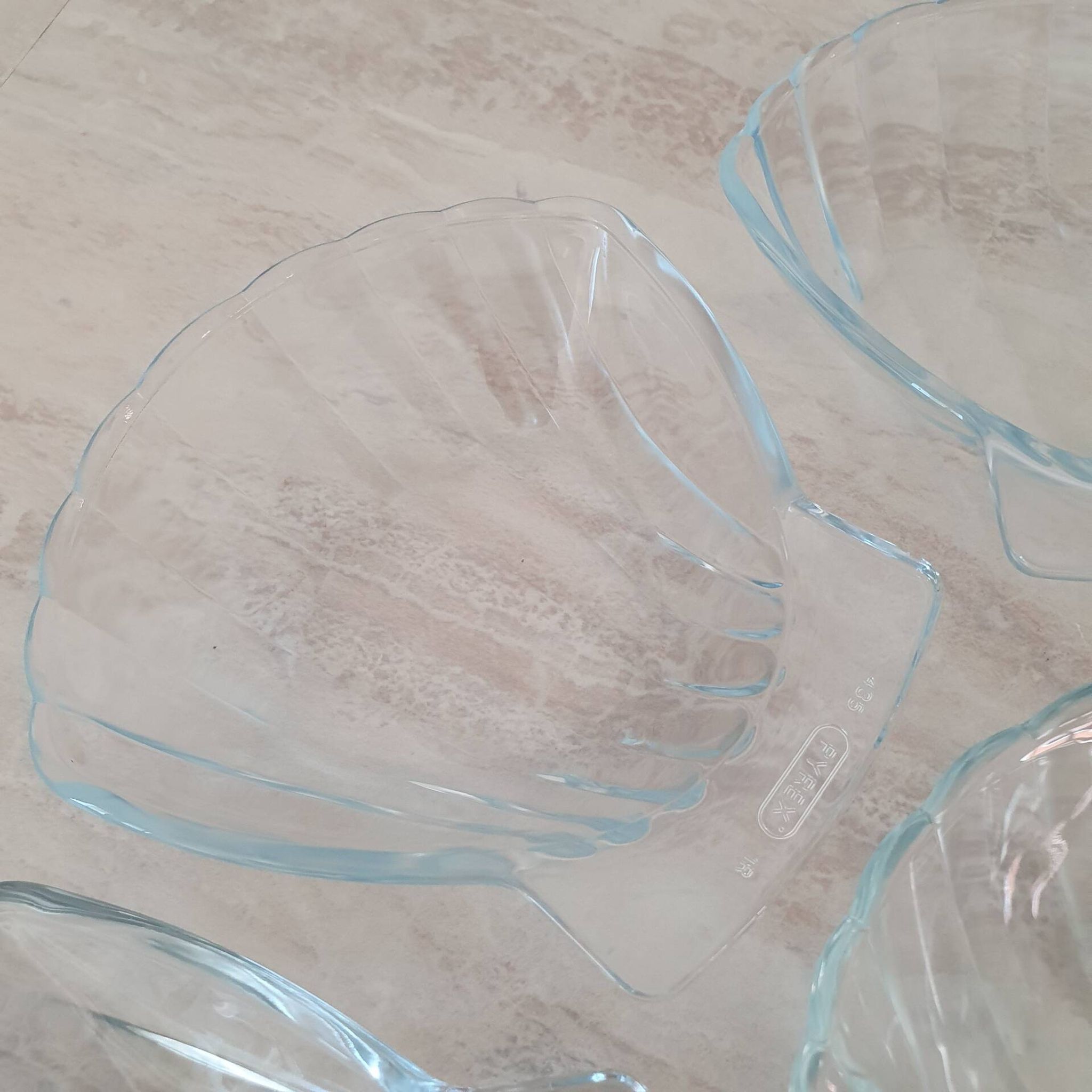 8 small shell-shaped ramekins in transparent glass