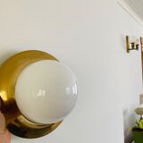 Appliques murales en laiton et opaline