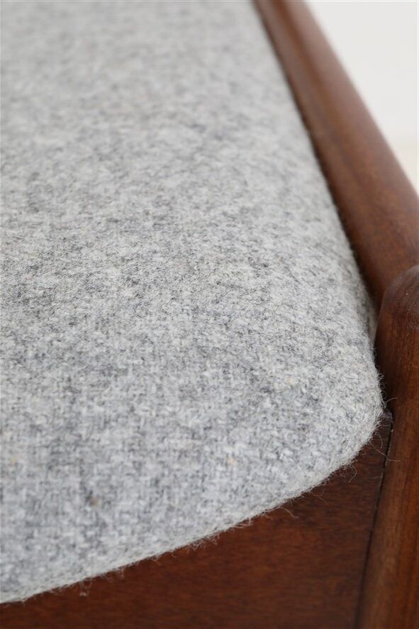 Chaise en teck Ærthøj Jensen & Mølholm entièrement restaurée avec un revêtement en feutre de laine / Design danois moderne du milieu du siècle / Années 1960