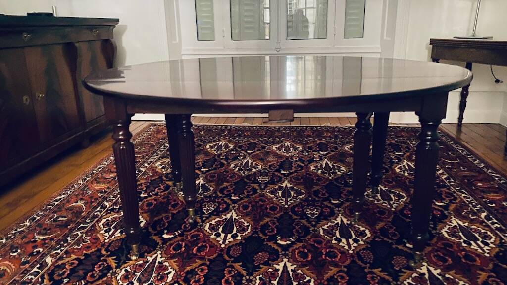 Mahogany round table in Louis Philippe style and 8 period chairs from the early 19th century.