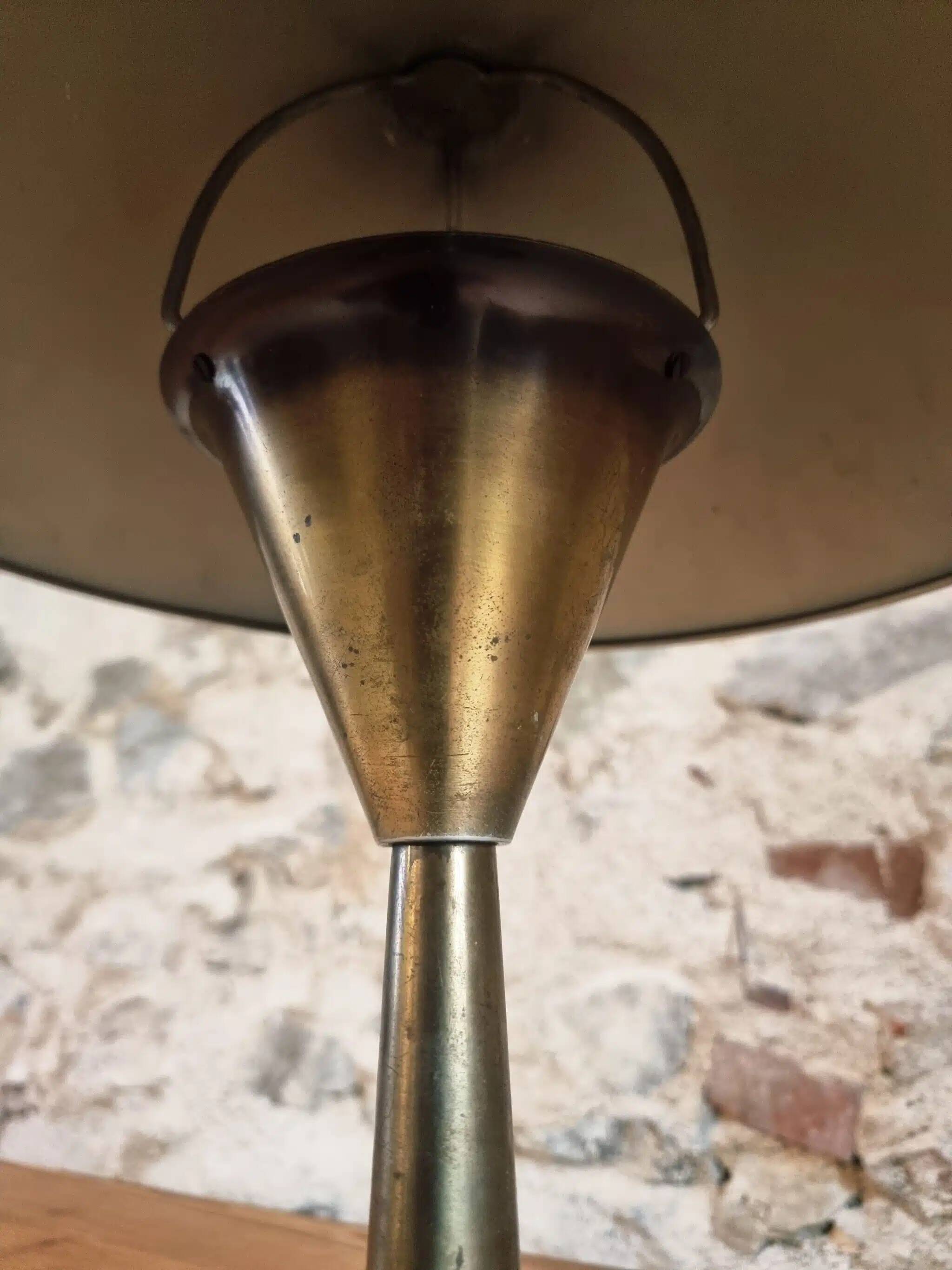 Lampe de table industrielle française des années 1930 – Champignon en fer et bakélite avec douille à baïonnette – 32 cm de diamètre