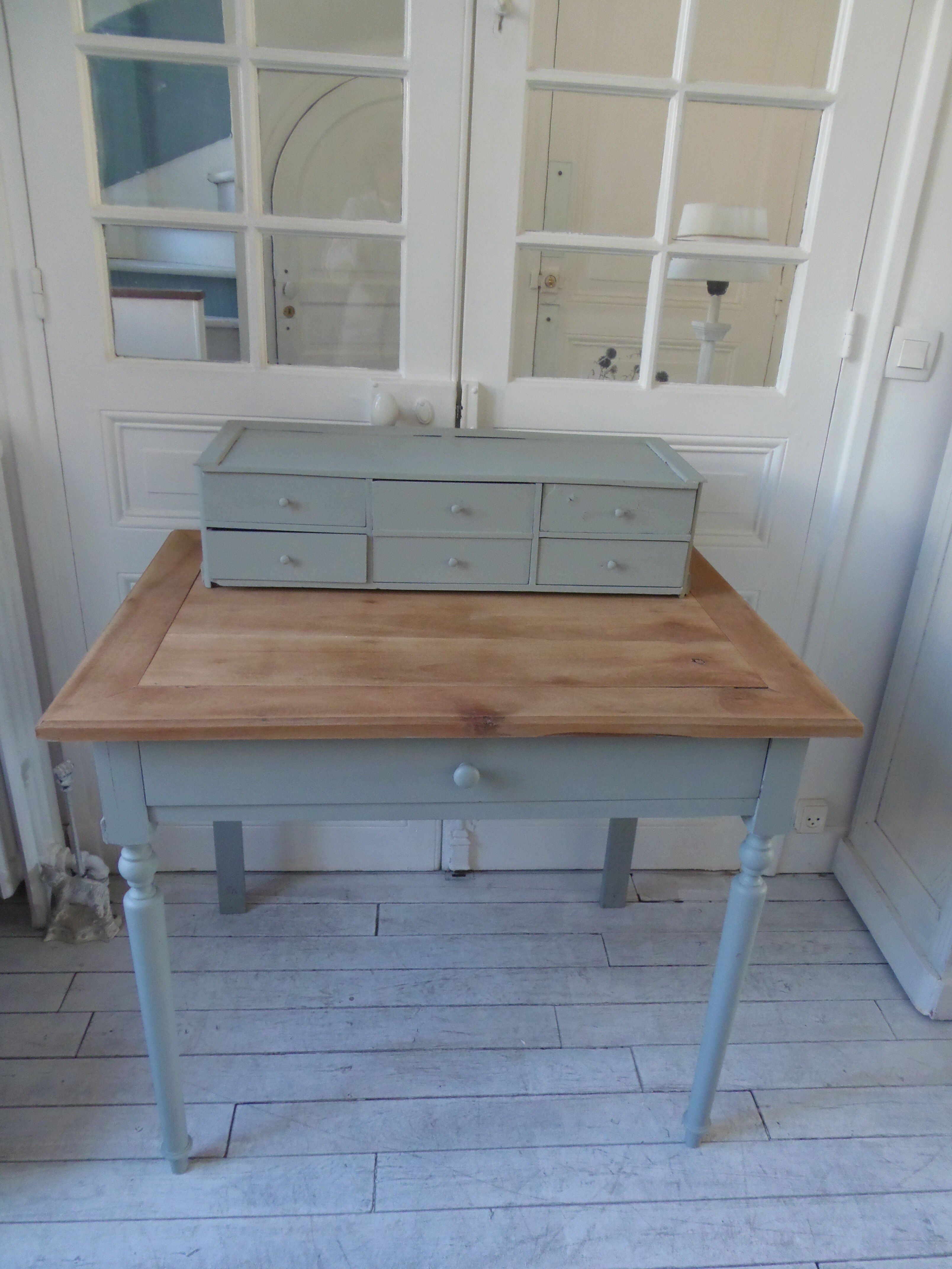 Bureau à gradin patiné vert de gris , plateau bois.