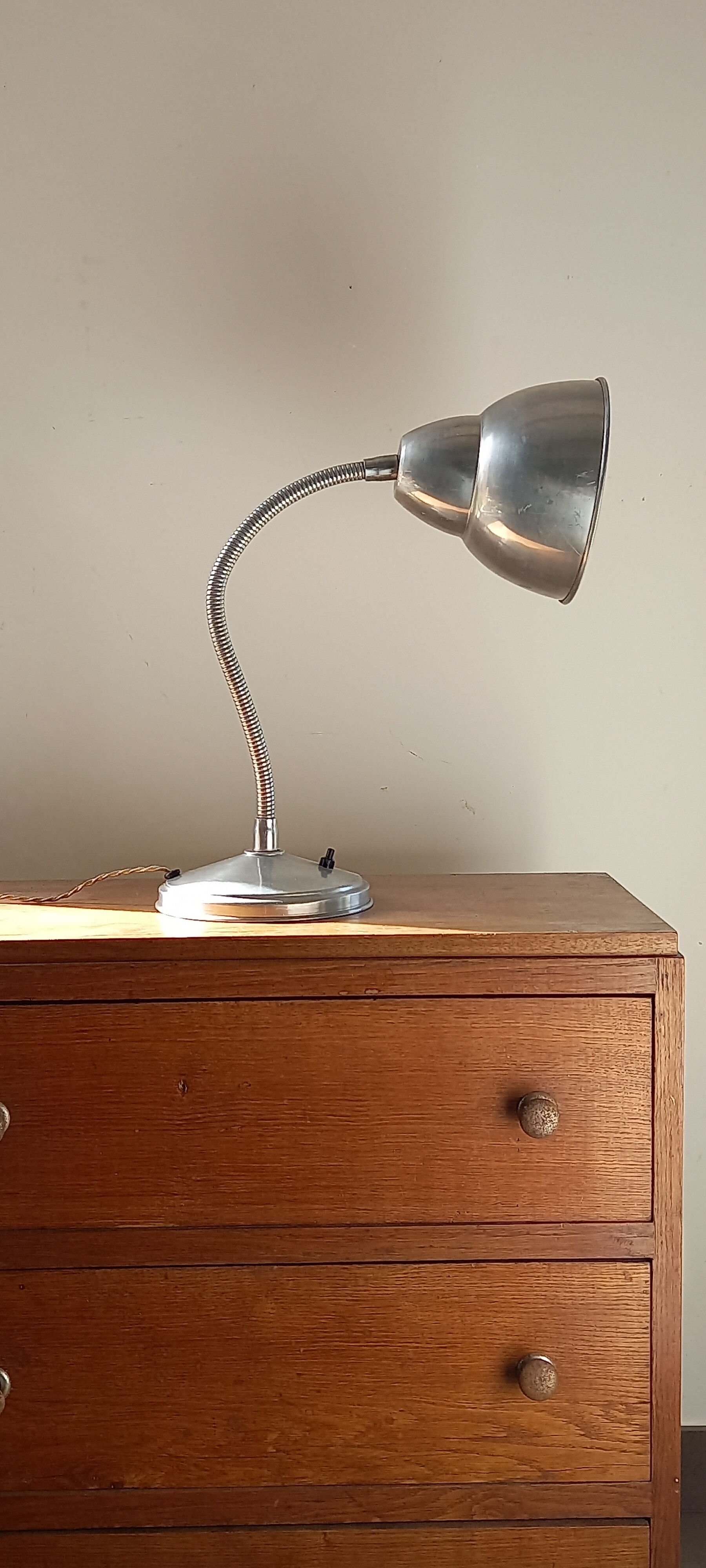 Flexible 1940s aluminum desk lamp. Very good condition