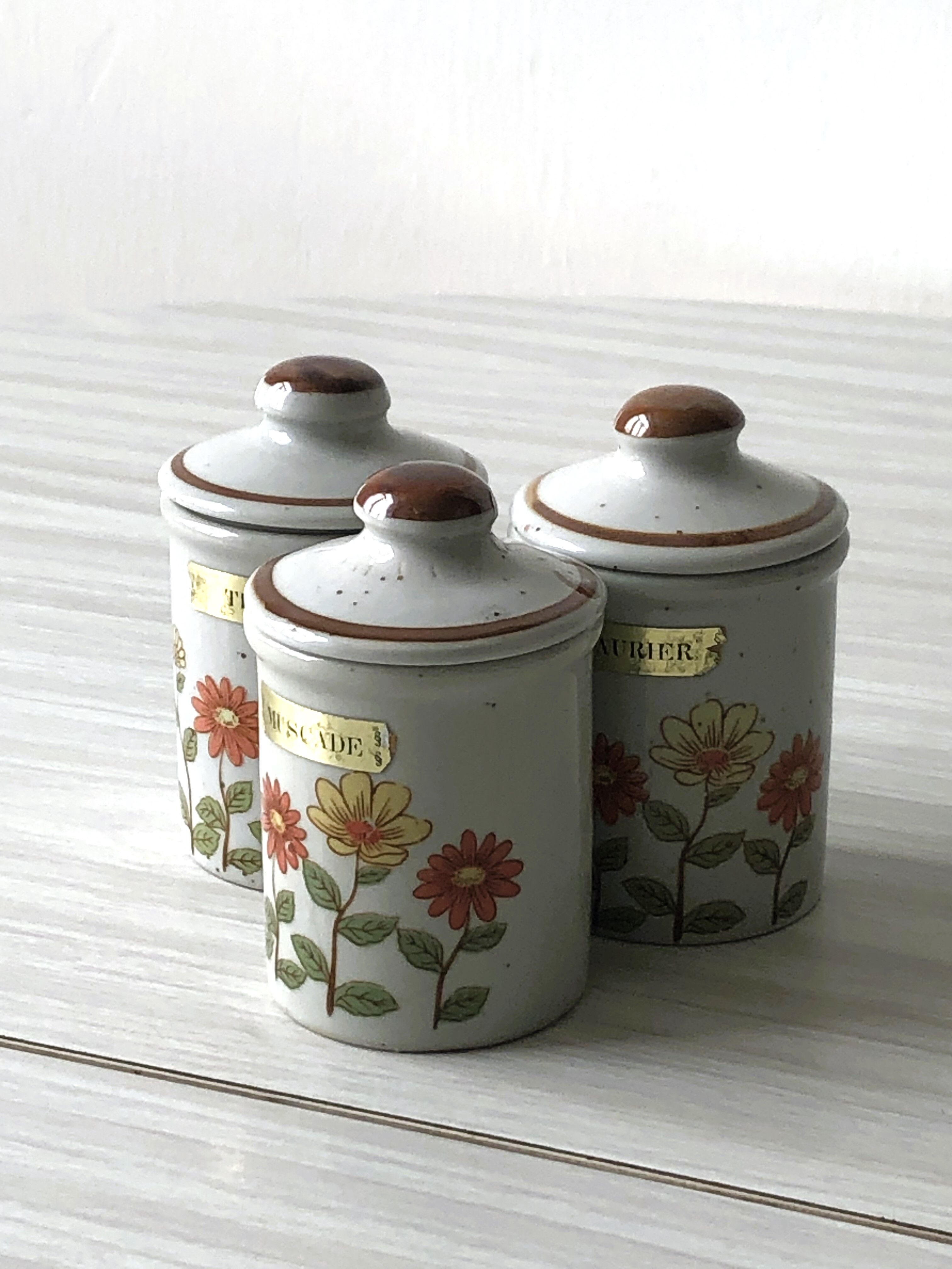 Set of 3 speckled ceramic spice jars with lids - In very good condition