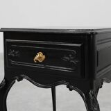 Paire de tables de chevet de style Louis XV en chêne laqué noir, France, années 1950