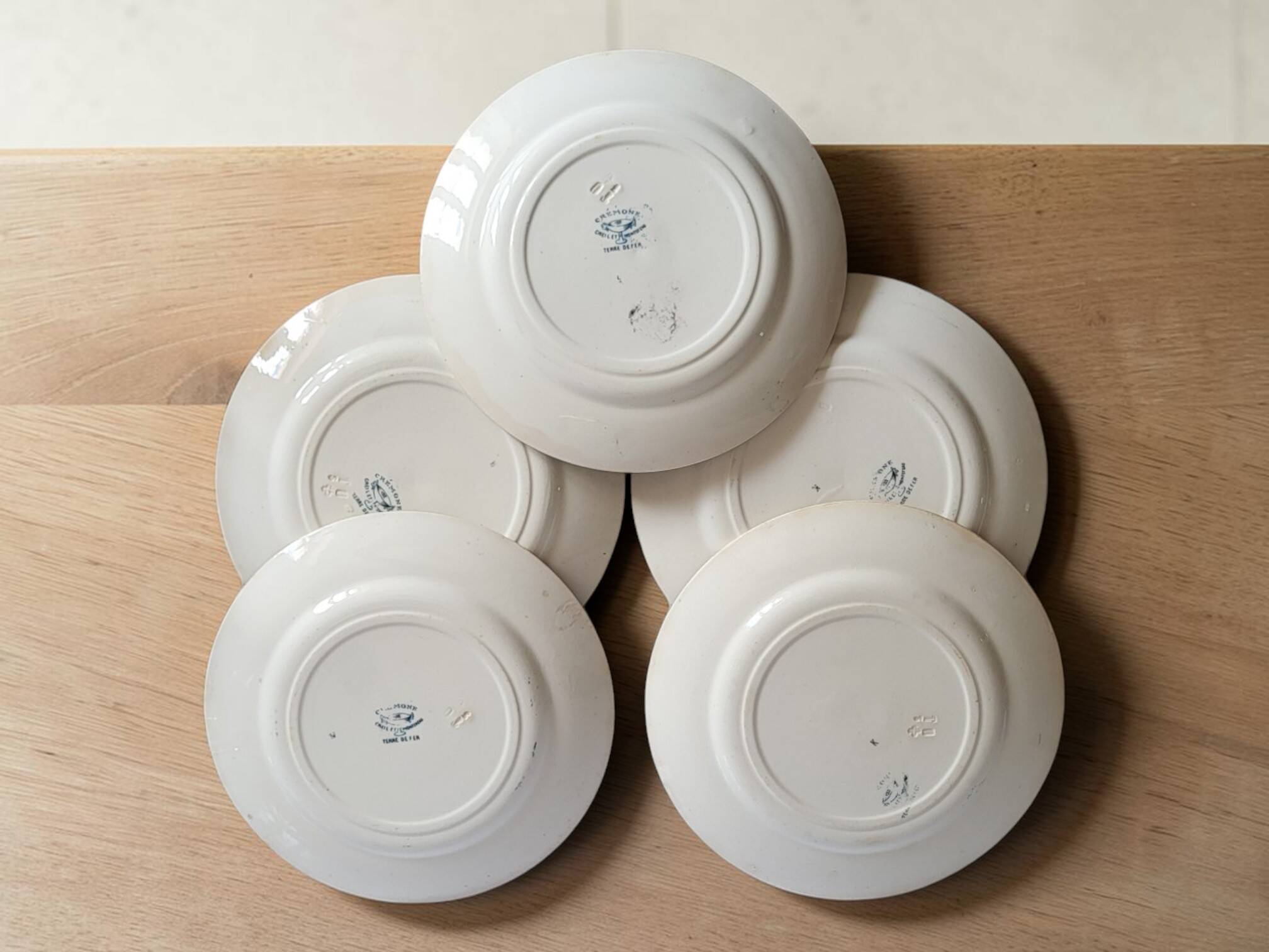 5 earthenware plates from Creil and Montereau "Crémone", ironstone Art Nouveau