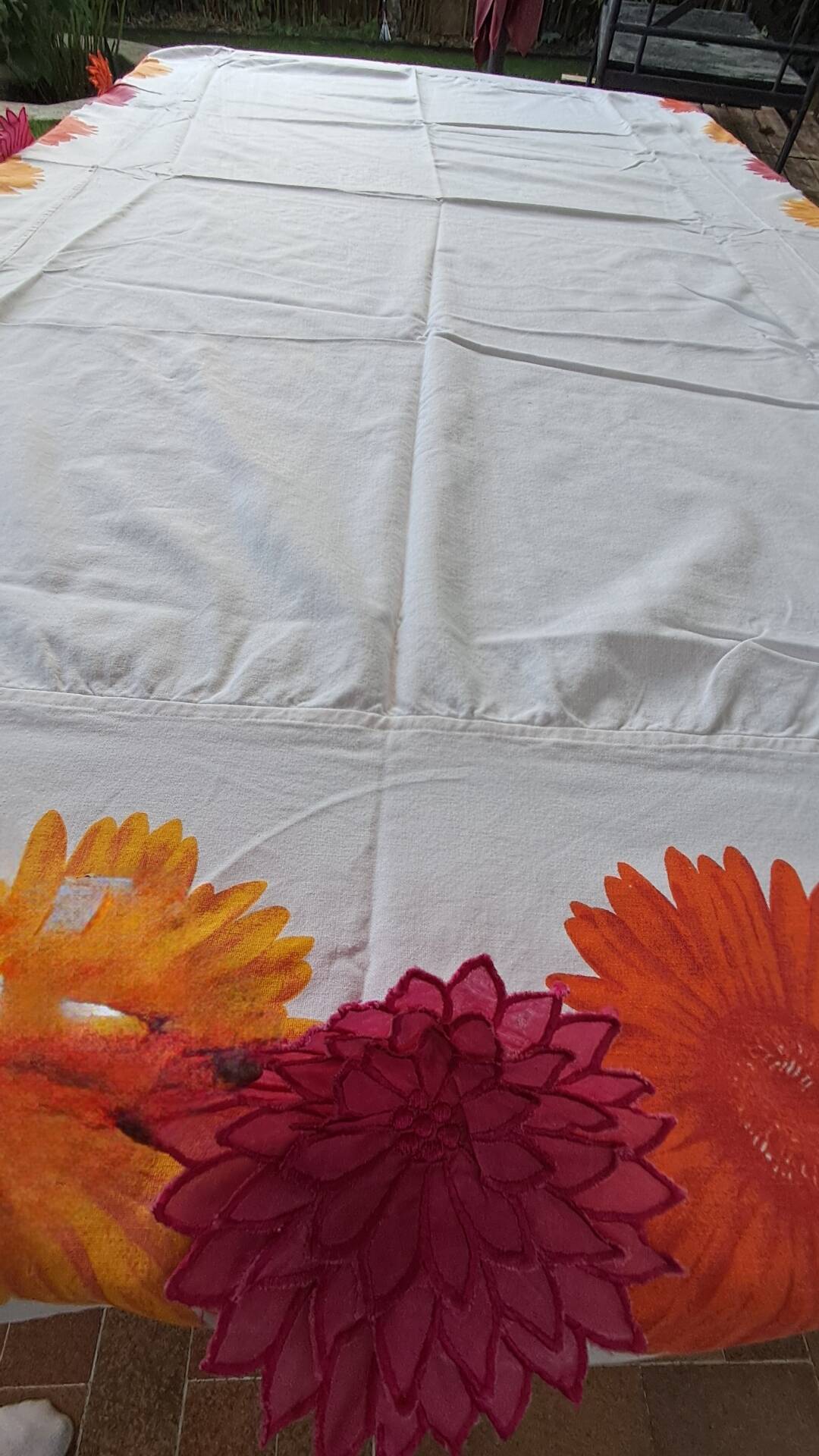 Vintage Flower Power tablecloth with large floral patterns — 1970s