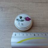 Set two jewelry boxes in Limoges porcelain, set of two jewelry boxes decorated with roses