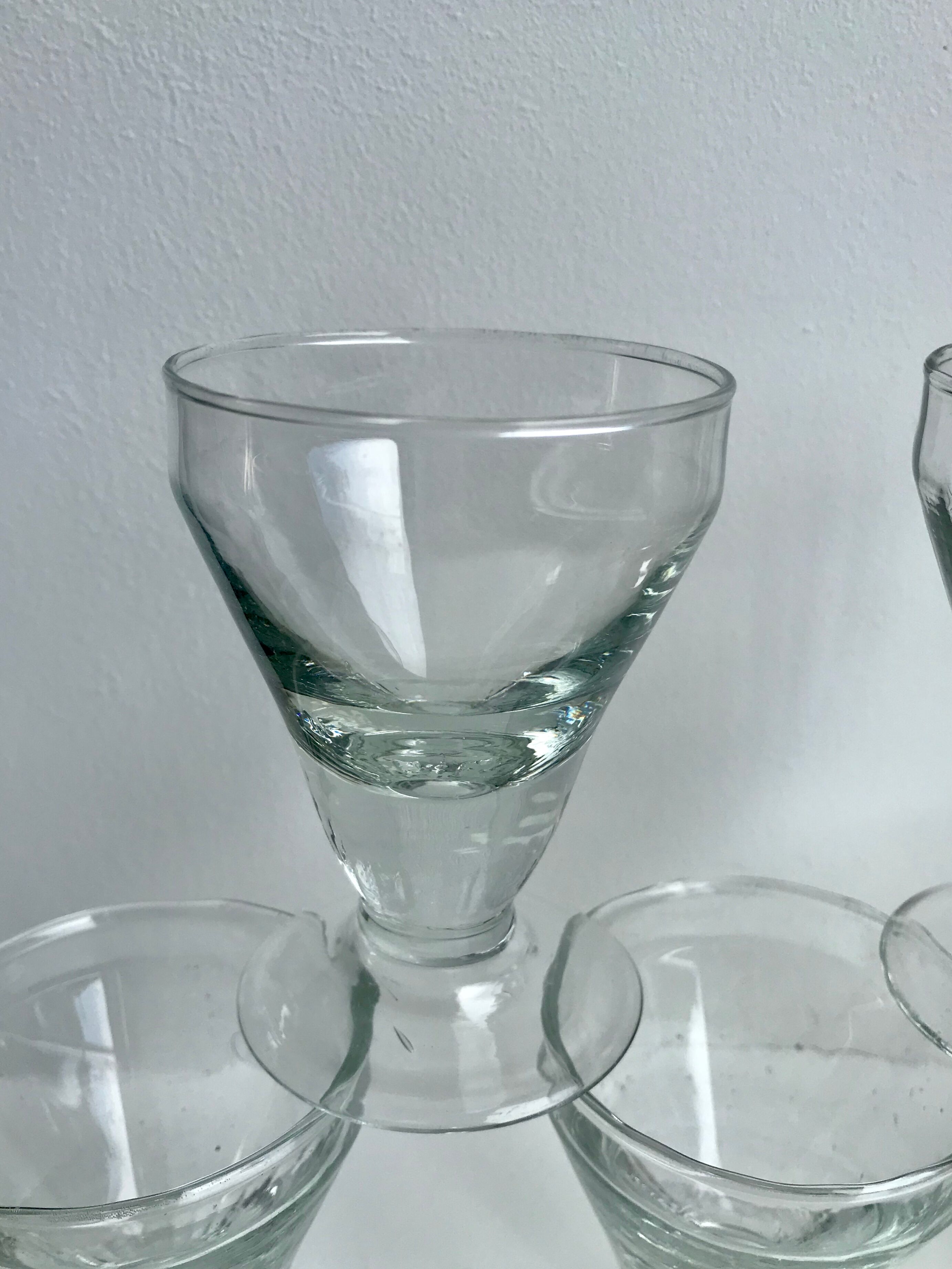 Set of 5 white wine glasses in molded glass and thick bottom 20s