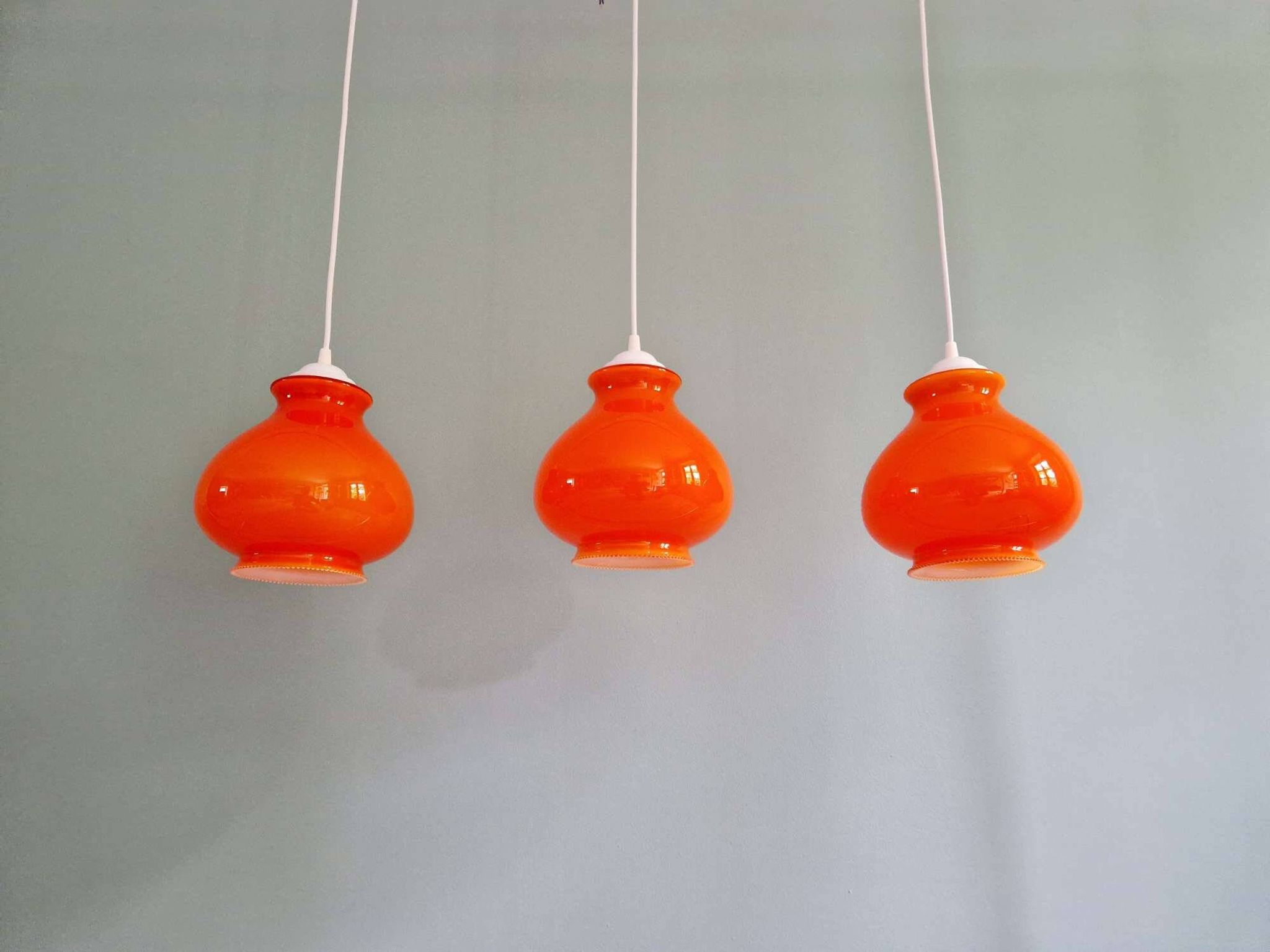 Trio de suspensions vintage en opaline orange, 1960-70