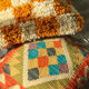 Coussin berbère à damiers orange et blanc
