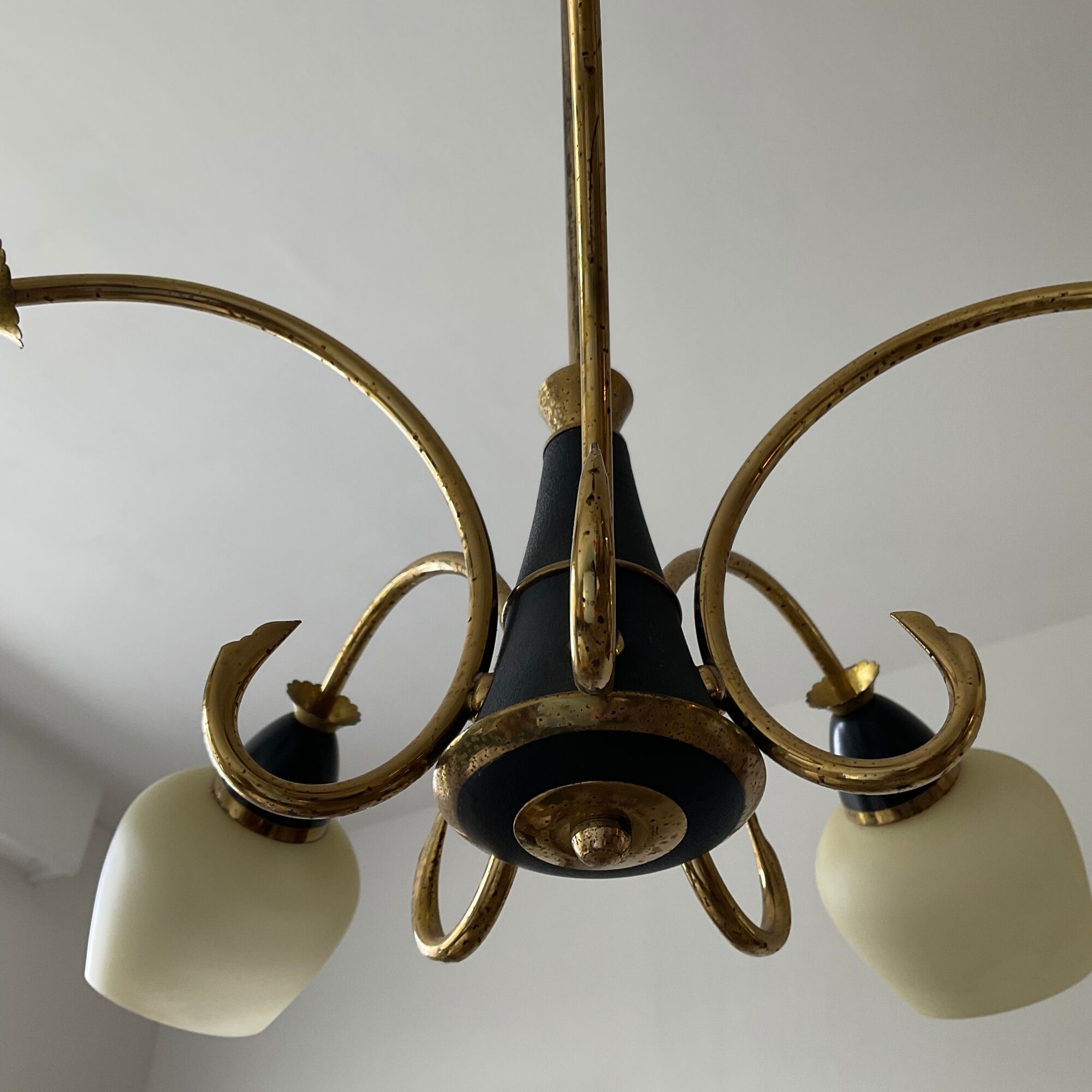 Art deco chandelier 6fires in brass, black metal and opaline