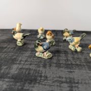 11 oiseaux miniatures en céramique émaillée polychrome