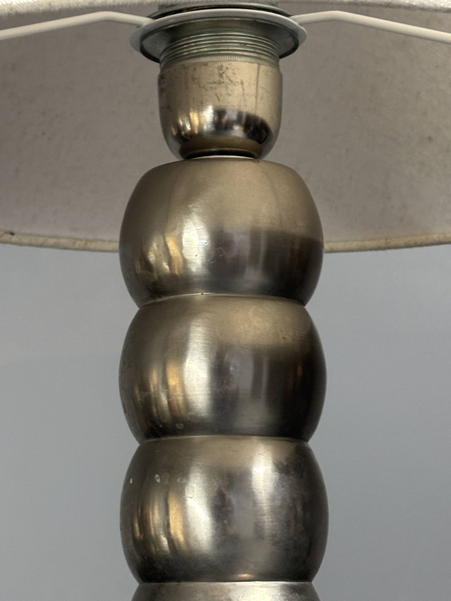 Lampe de table moderne en nickel plaqué de style mid-century, époque spatiale, années 1970.