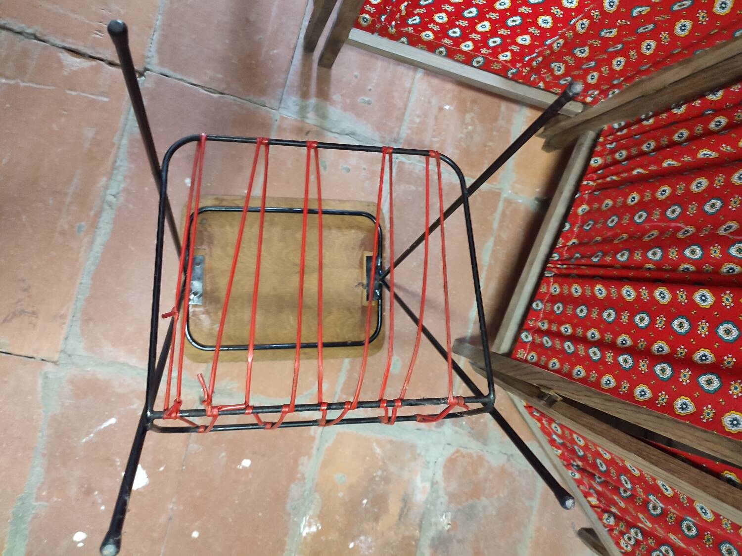 Wooden platinum table and scoubidou