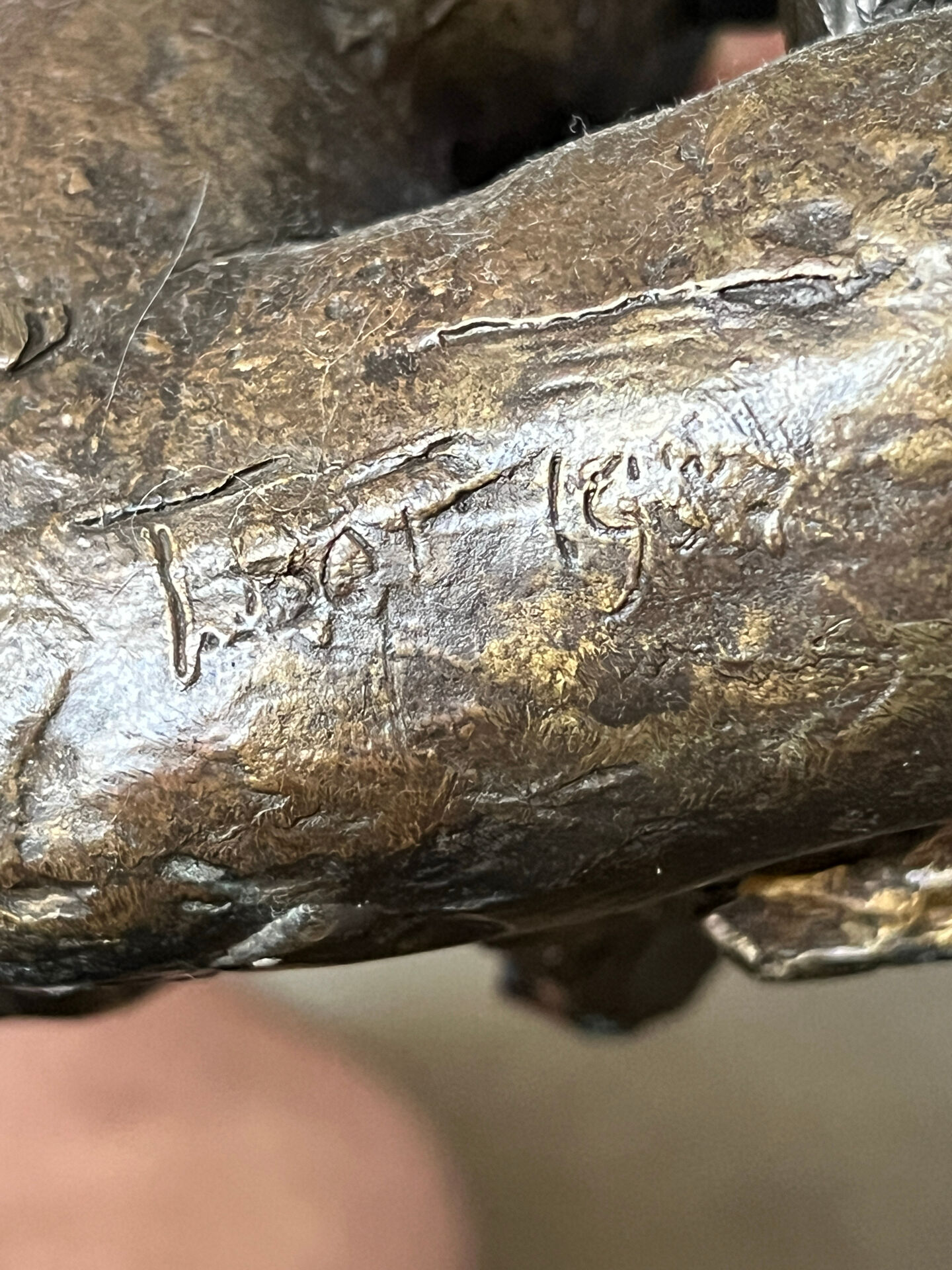 Sculpture bronze femme assise