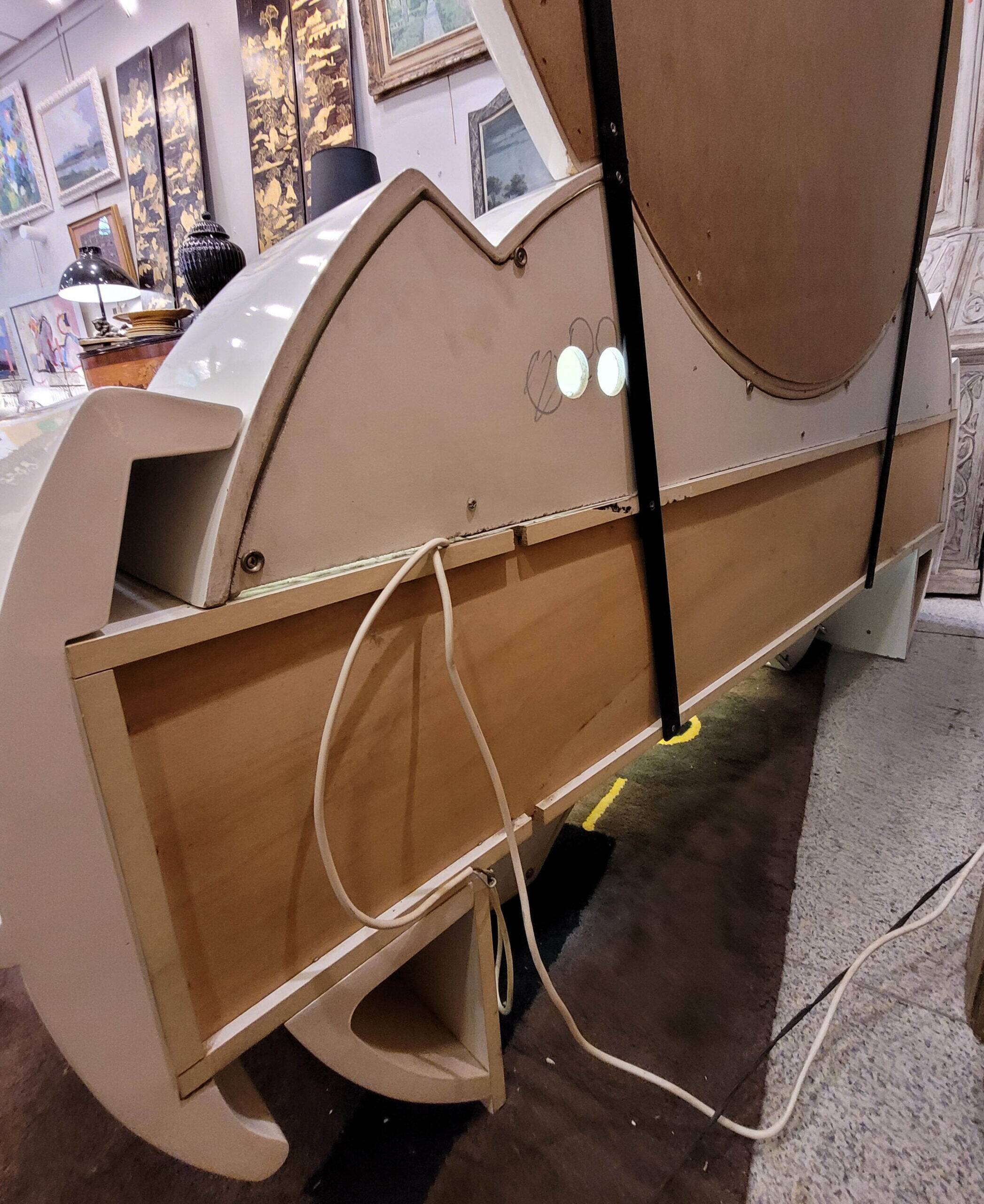 Cómoda / Tocador style Space Age, Firma DBM, lacquered wood and glass fiber, 70's – Italia