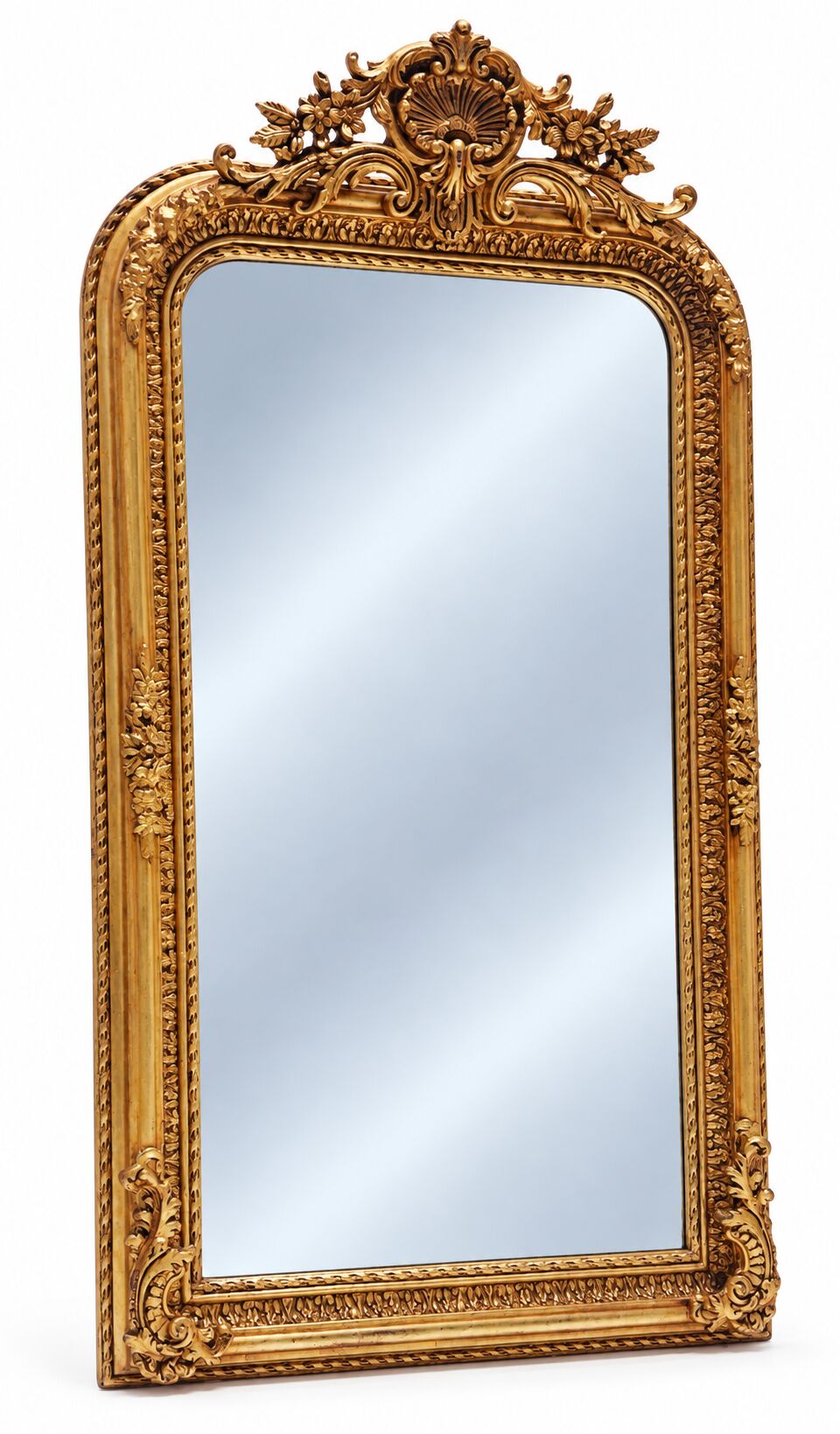 Grand miroir baroque en or avec un crête orné.
