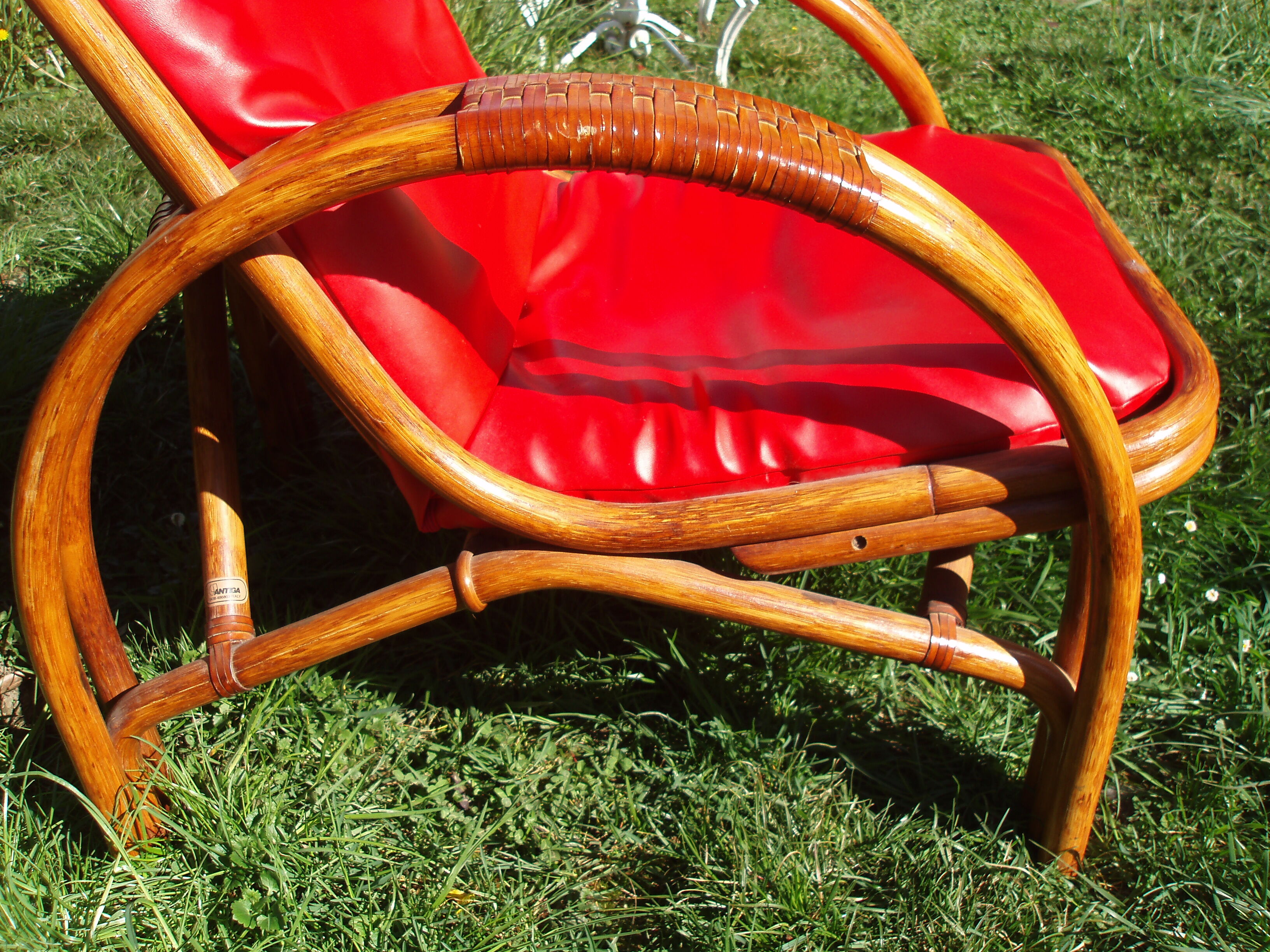 Fauteuil vintage rouge en rotin et skai rouge