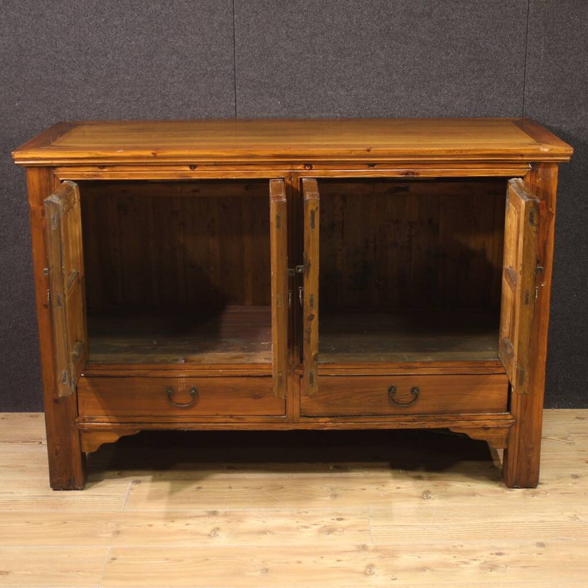 Great oriental sideboard from the 20th century