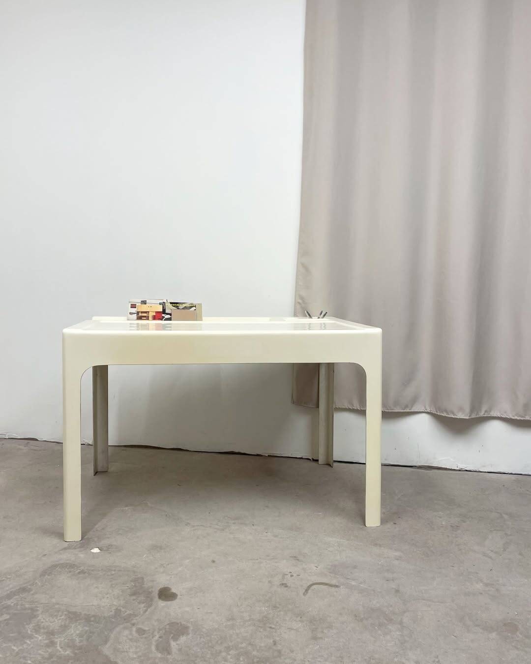 Bureau Ozoo blanc, Marc Berthier, 1968
