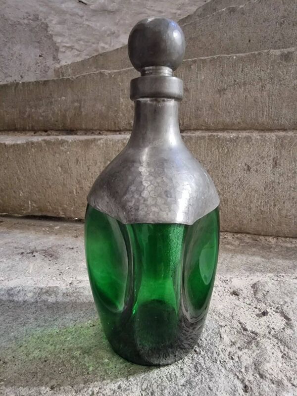 Carafe vintage française en verre vert et étain – bouteille artisanale des années 1930 avec bouchon