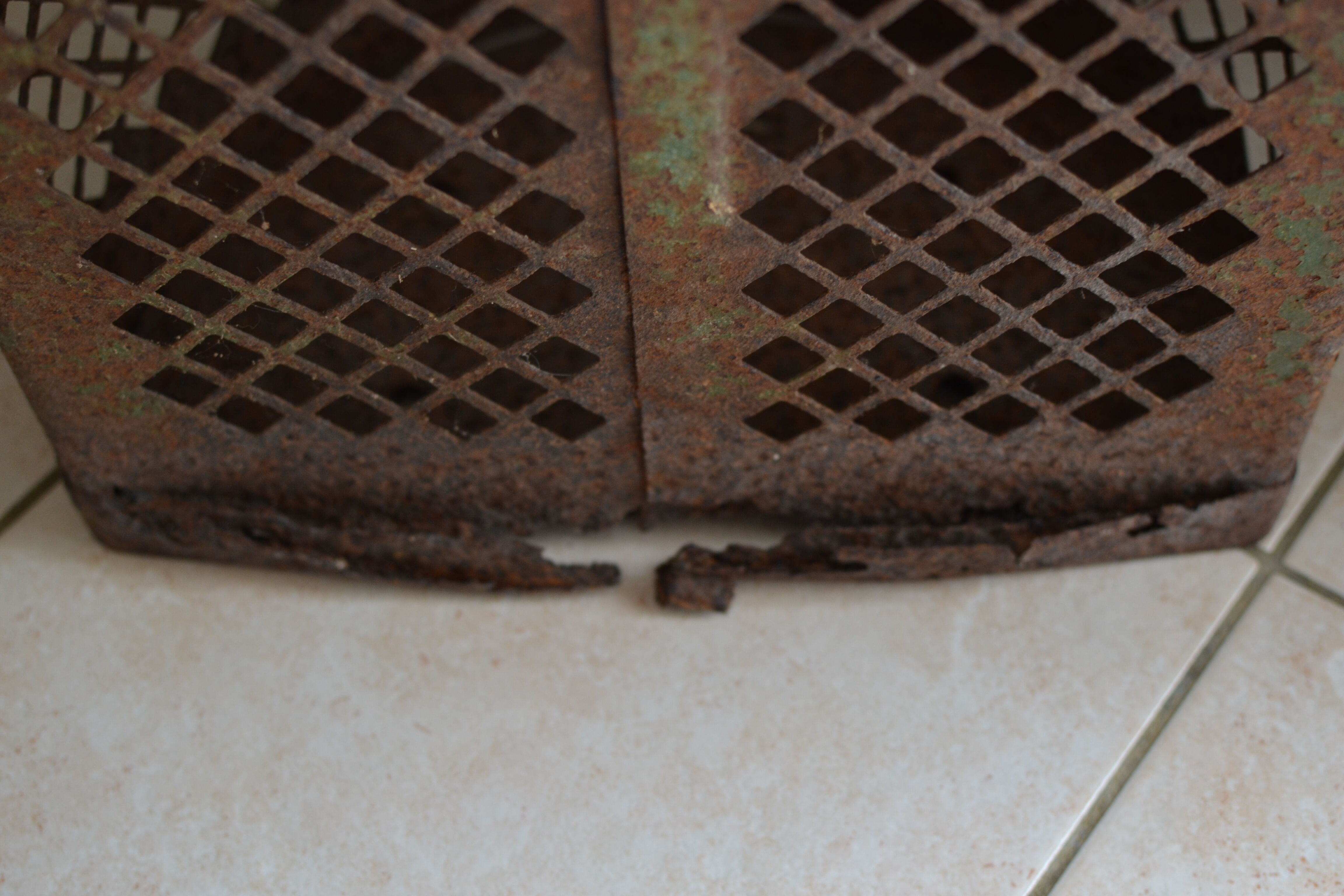 Old paper bin on rue Montrouge