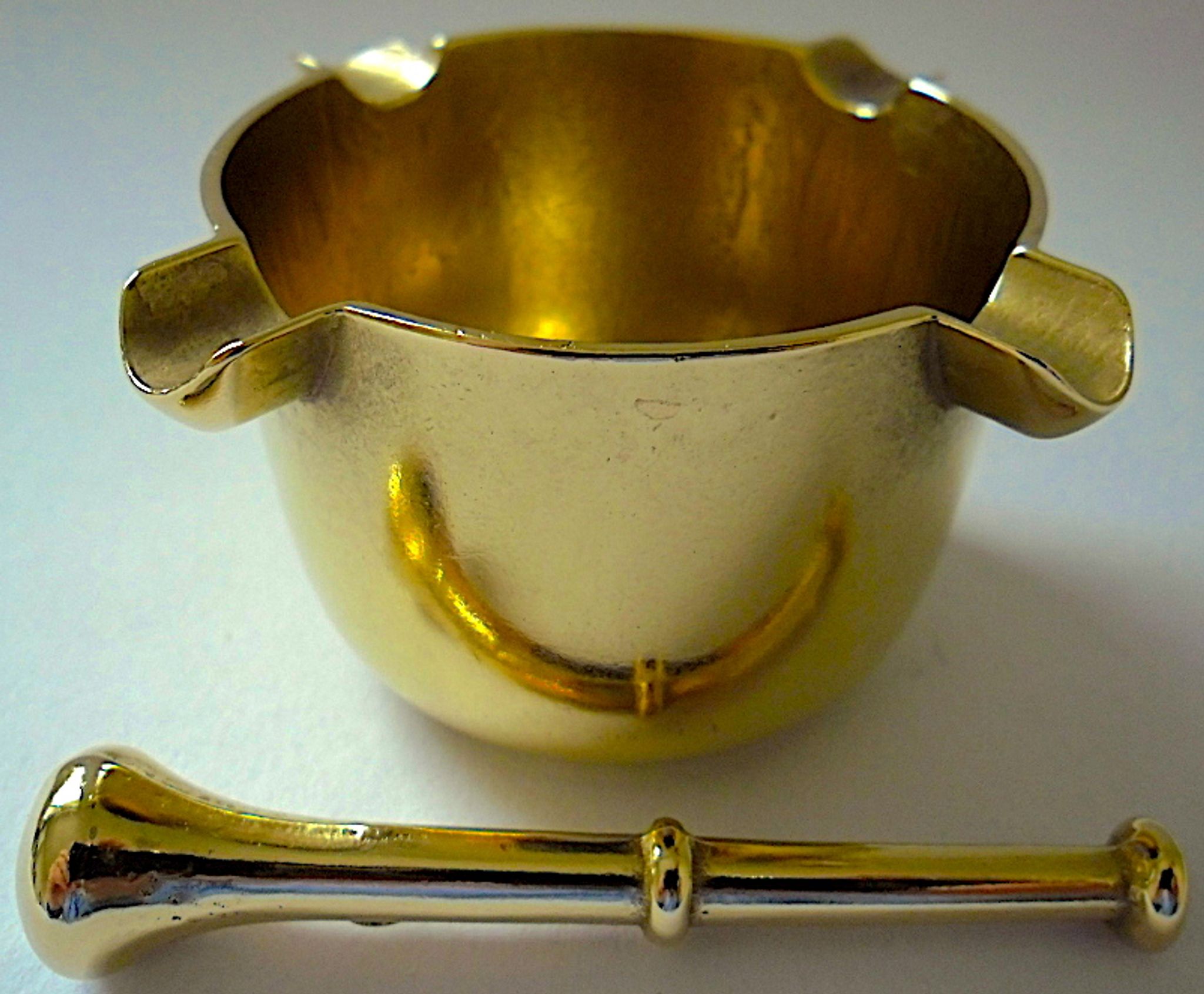 Three "vintage" bronze ashtrays with golden natural patina forming mortars with their drumsticks