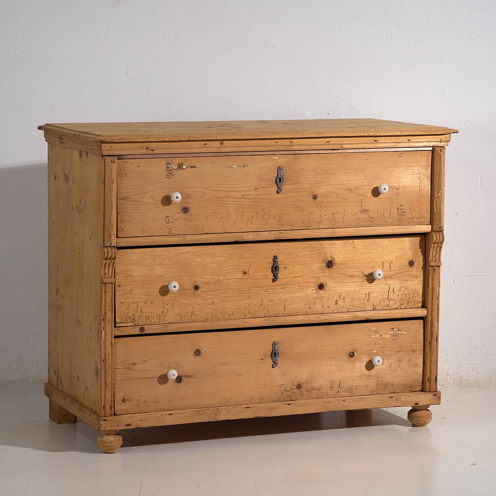 Antique three-drawer chest of drawers (circa 1920)