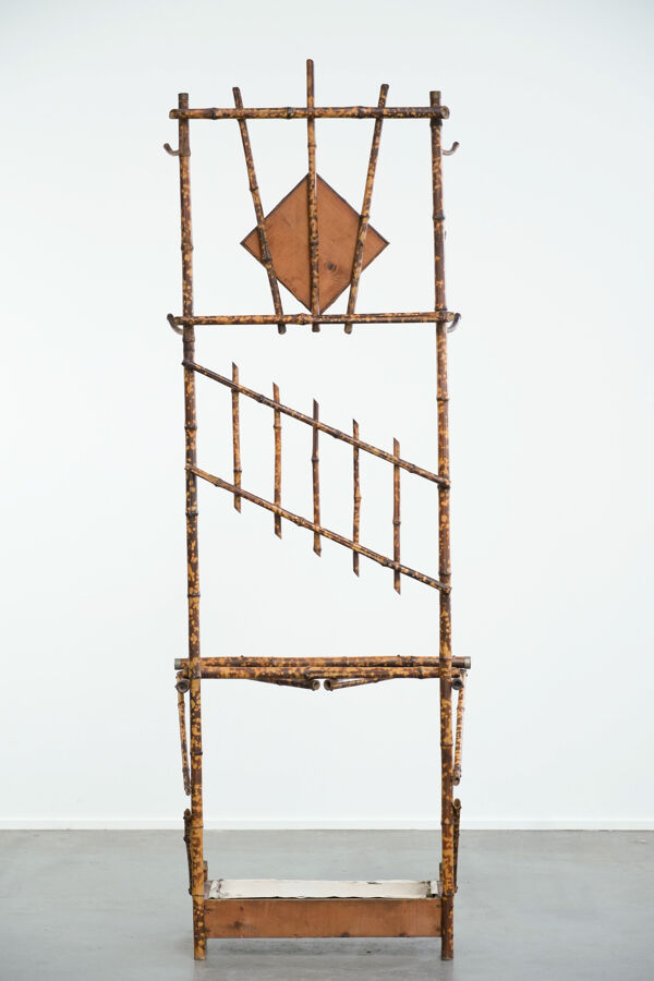 Porte-manteau ancien français en bambou, avec miroir et porte-parapluie.