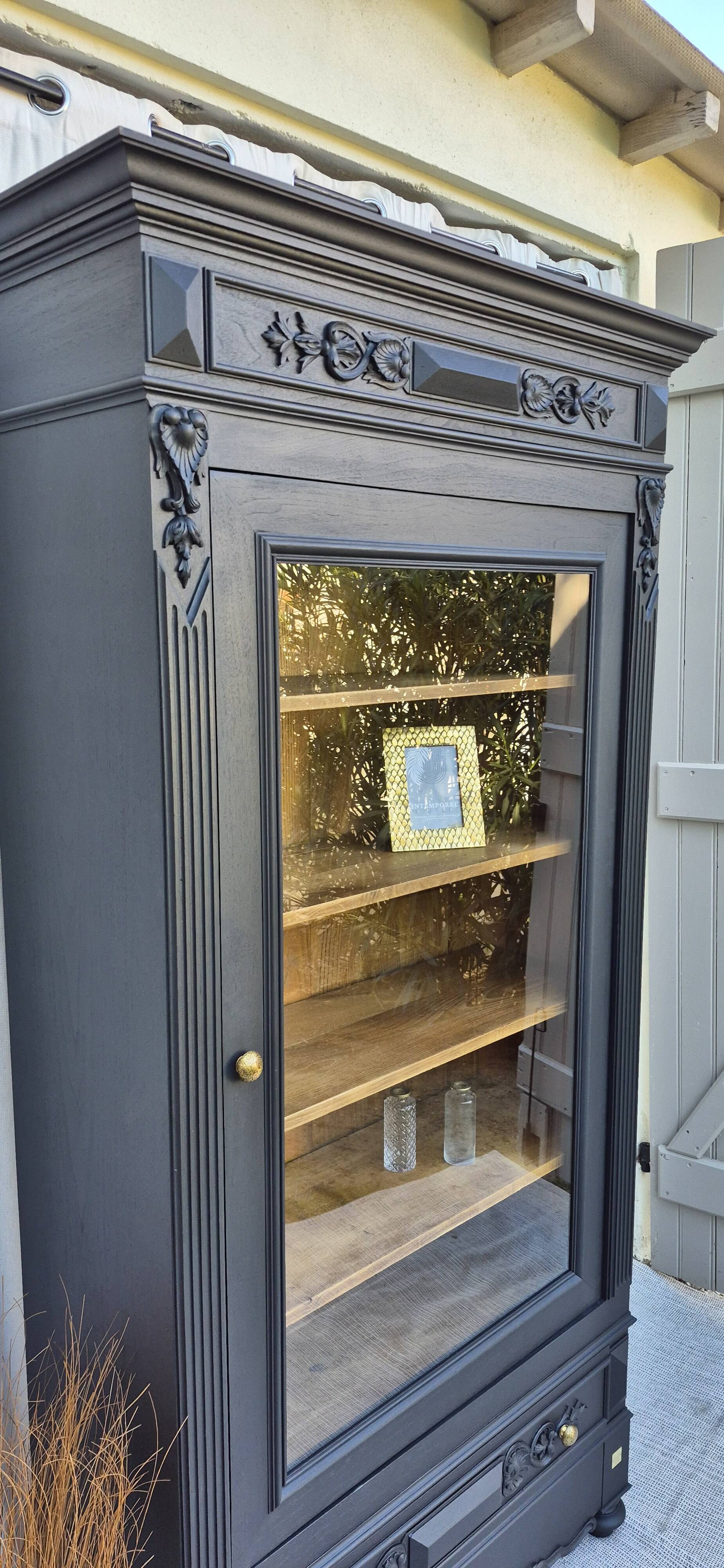 Glass-fronted dresser