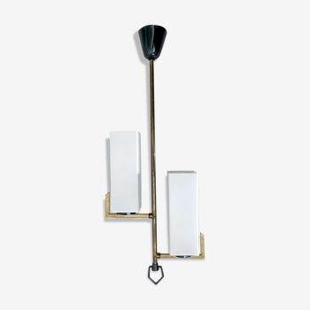 Suspension Arlus en laiton brut et opaline satin.