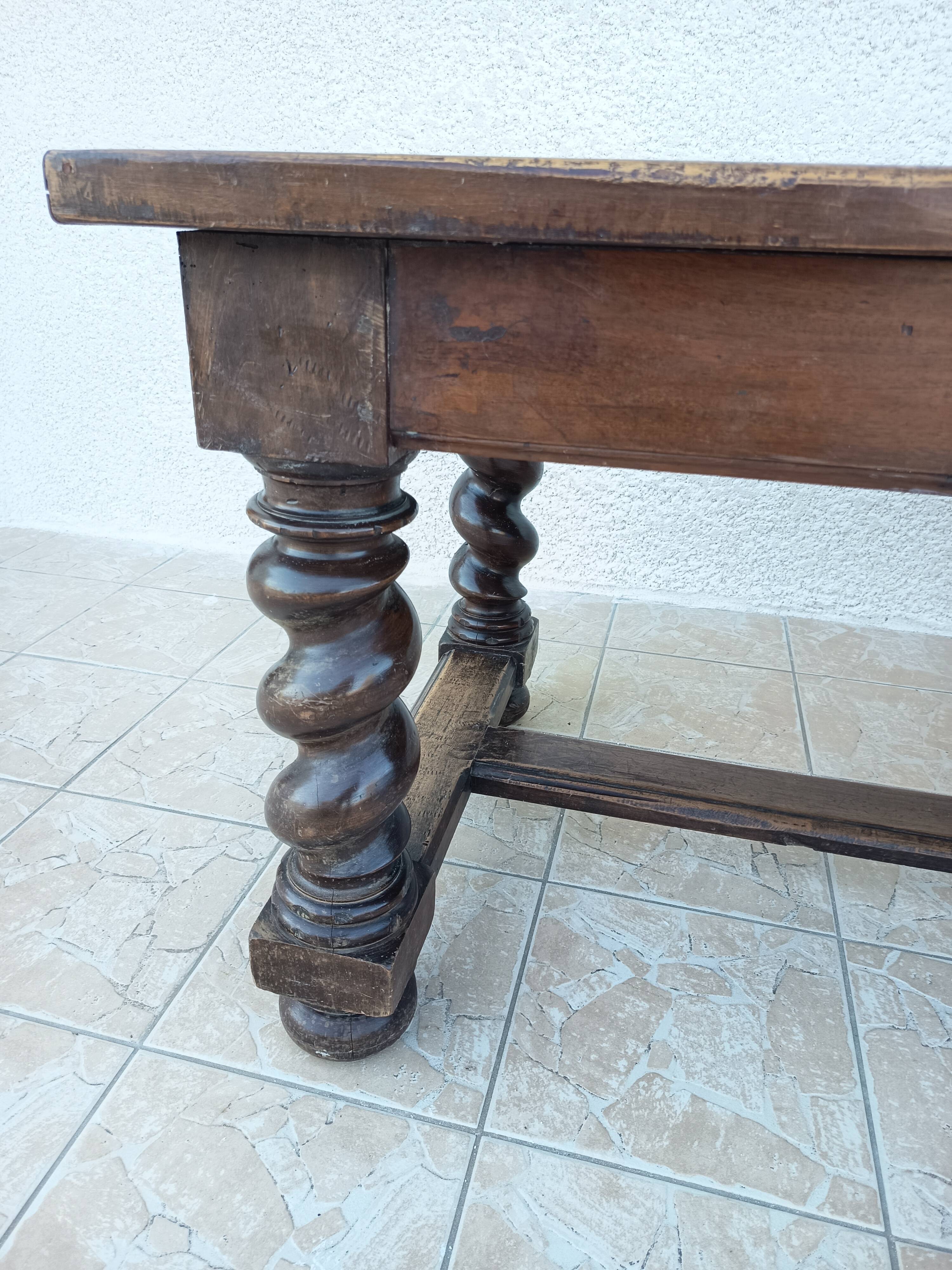 Louis XIII walnut table from the 19th century.