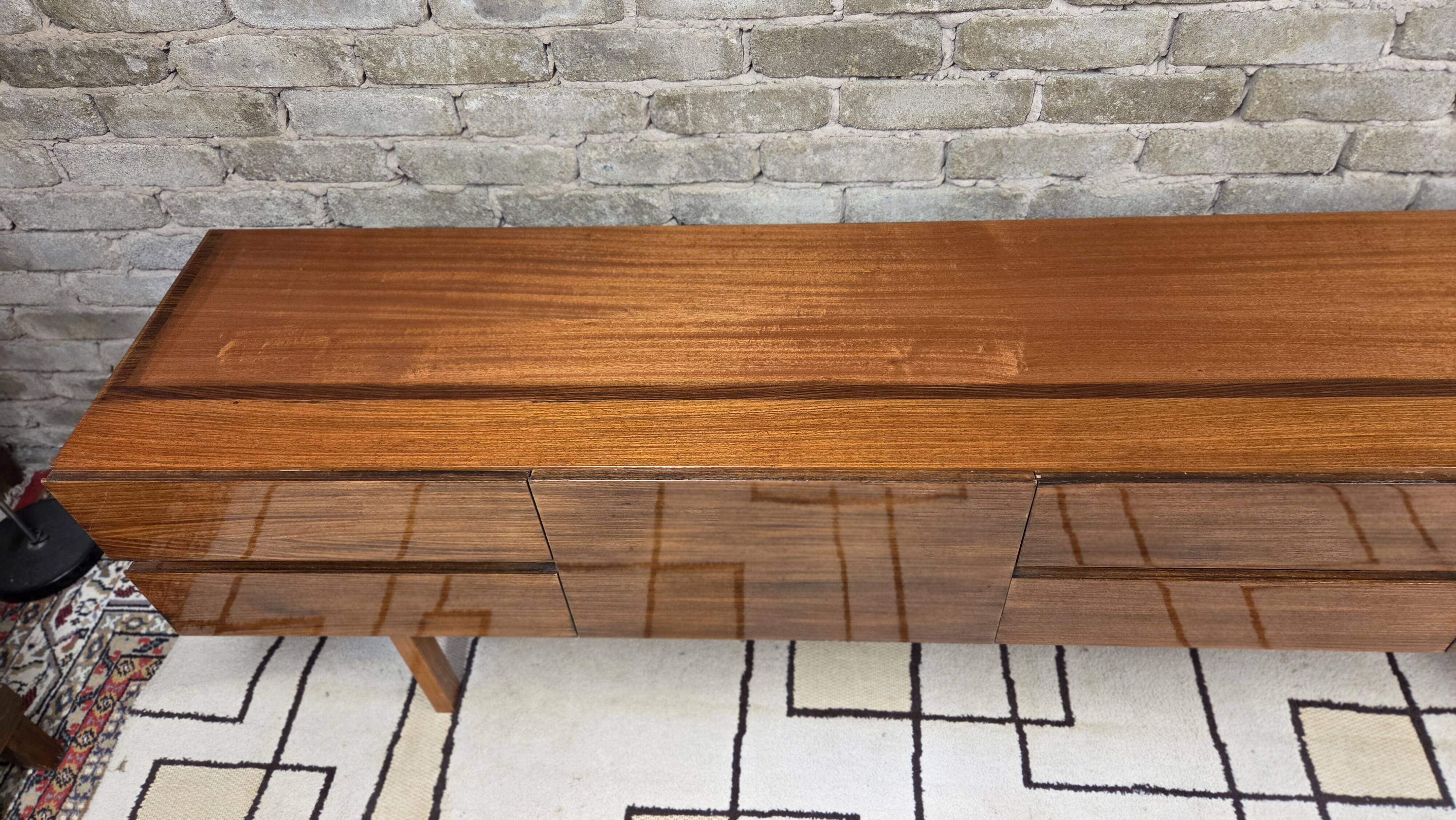 Vintage Scandinavian lowboard in teak – Minimalist sideboard from the 60s/70s.