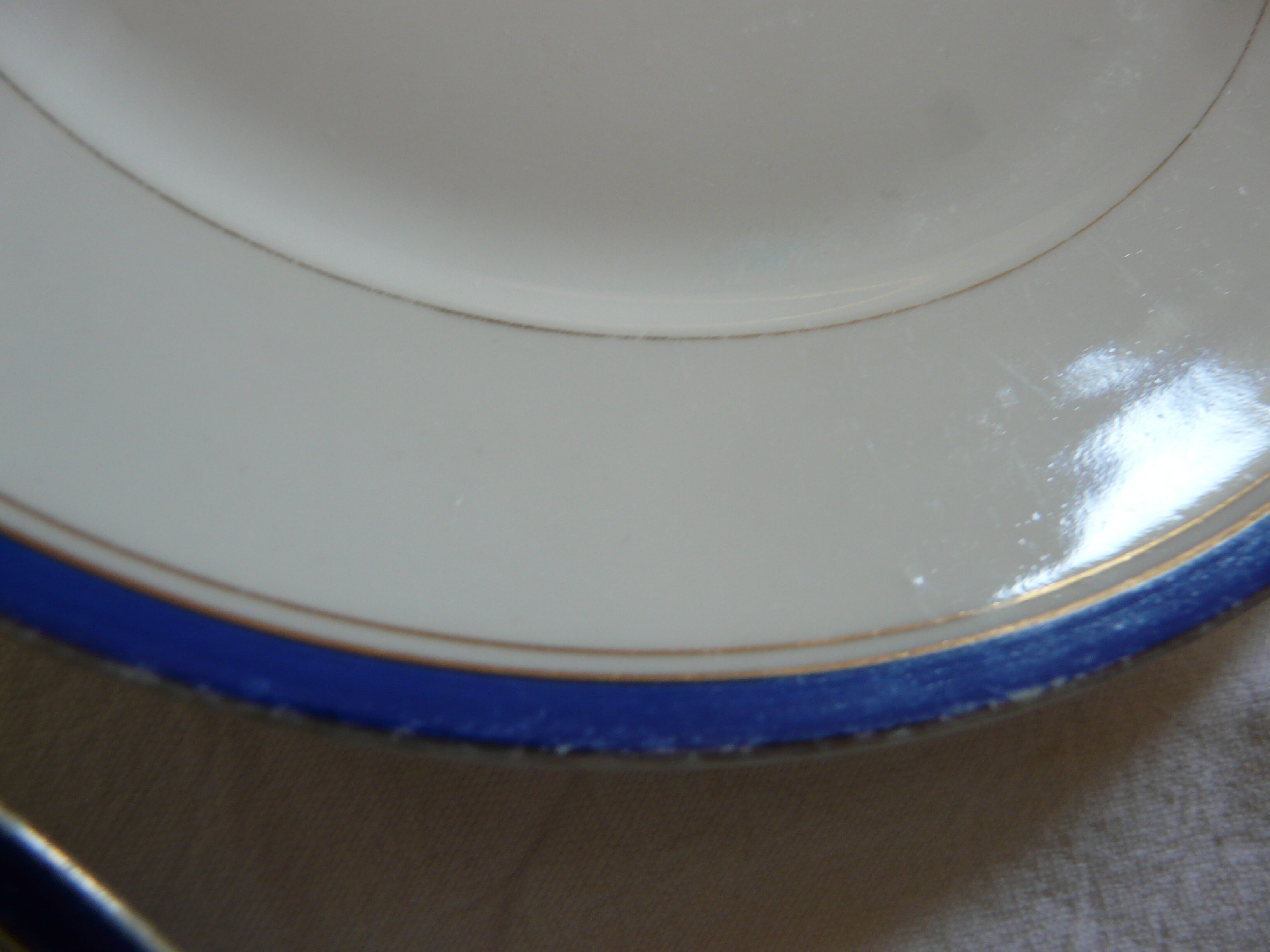 8 plates in Limoges porcelain gold and ultramarine blue fillets