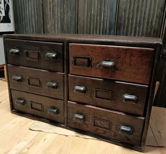 Meuble apothicaire vintage – Petit meuble à tiroirs en bois – Style in