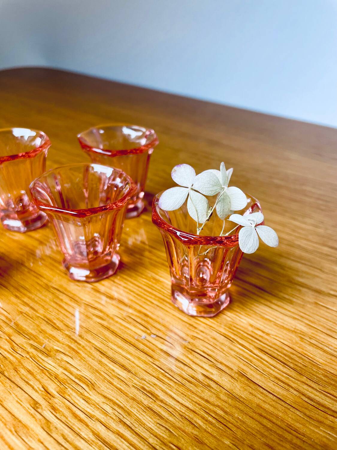 Verres à liqueur rose