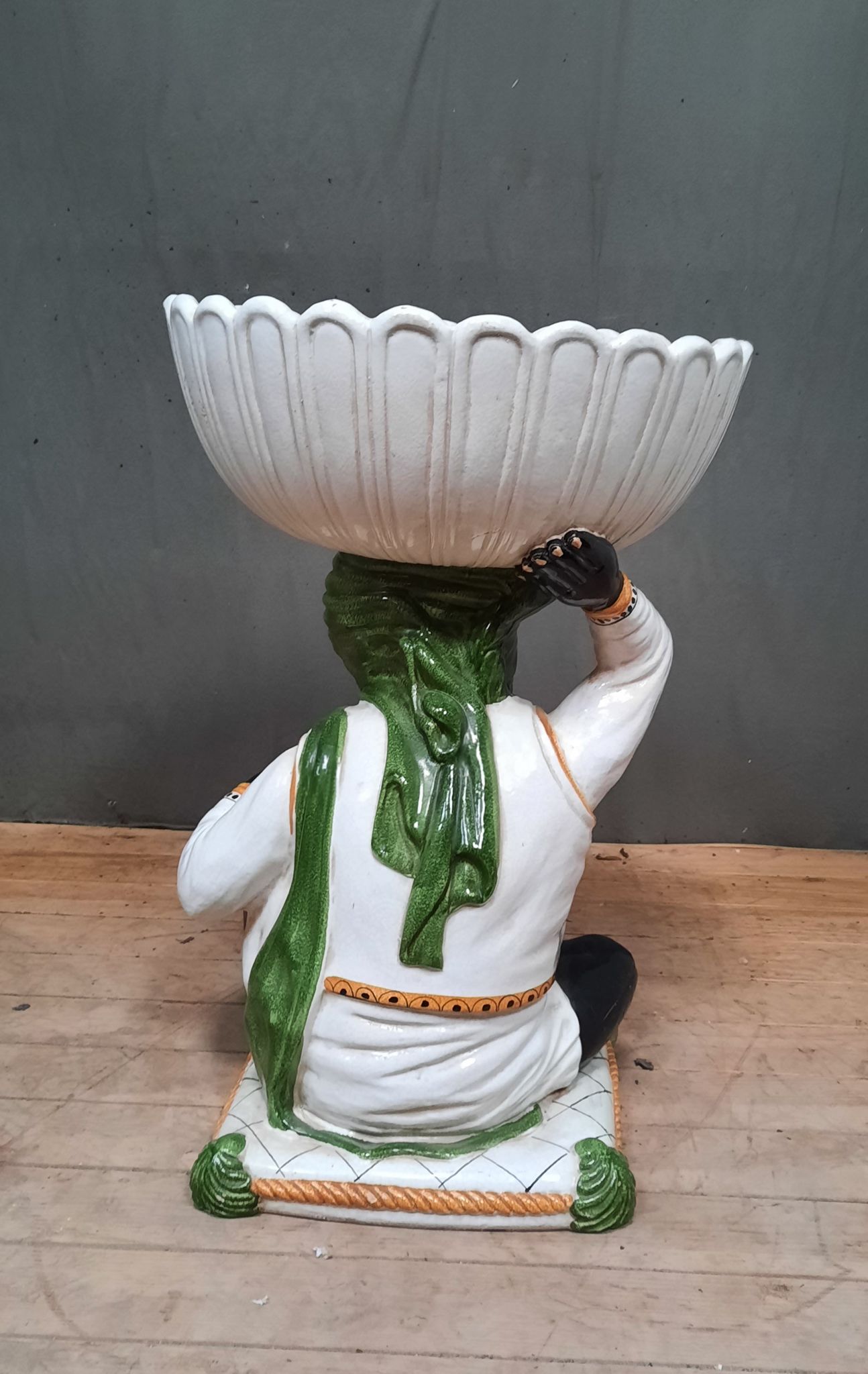 Jardinière peinte au motif de personnage