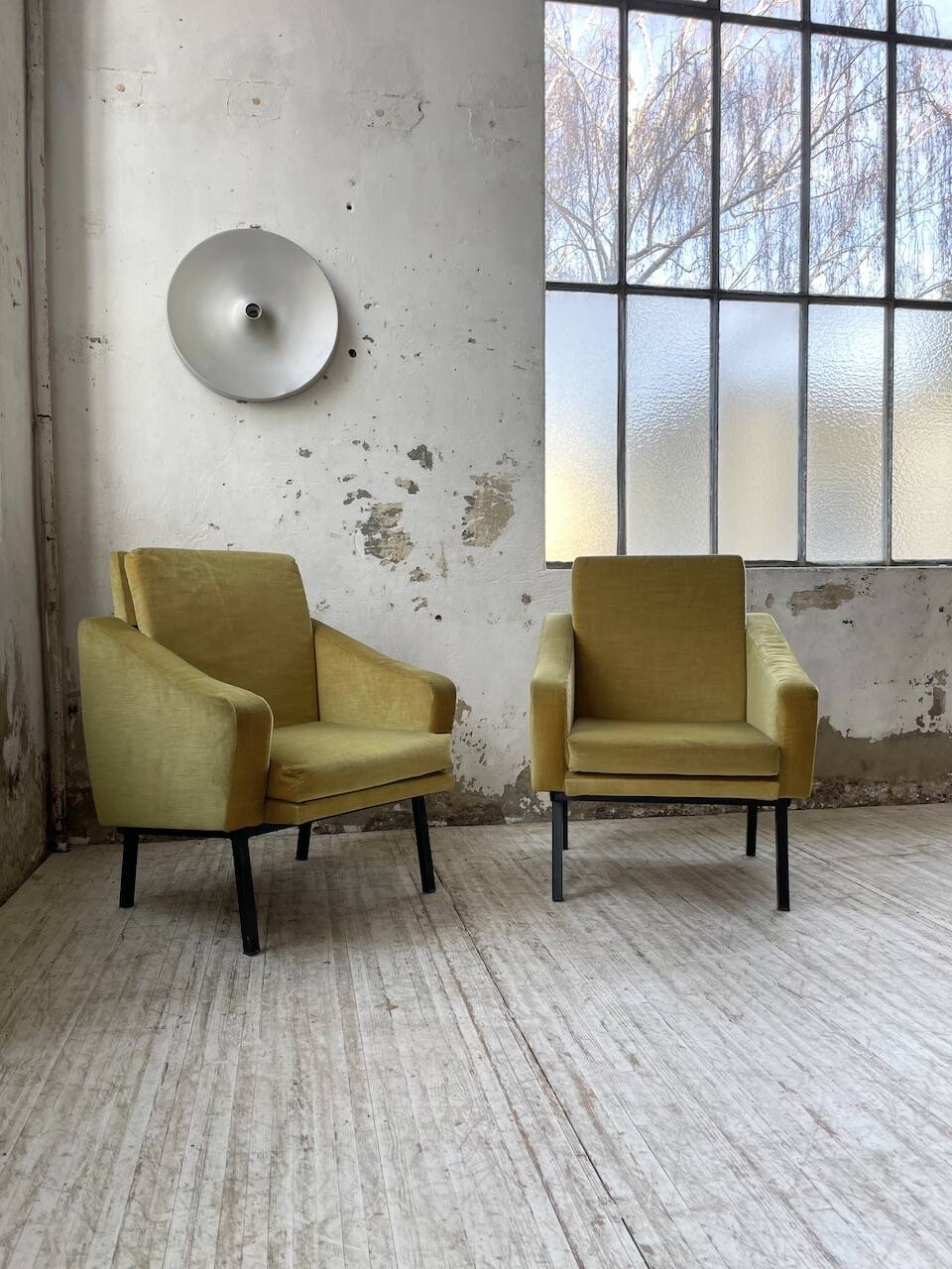 Paire de chauffeuses fauteuils vintage velours jaune